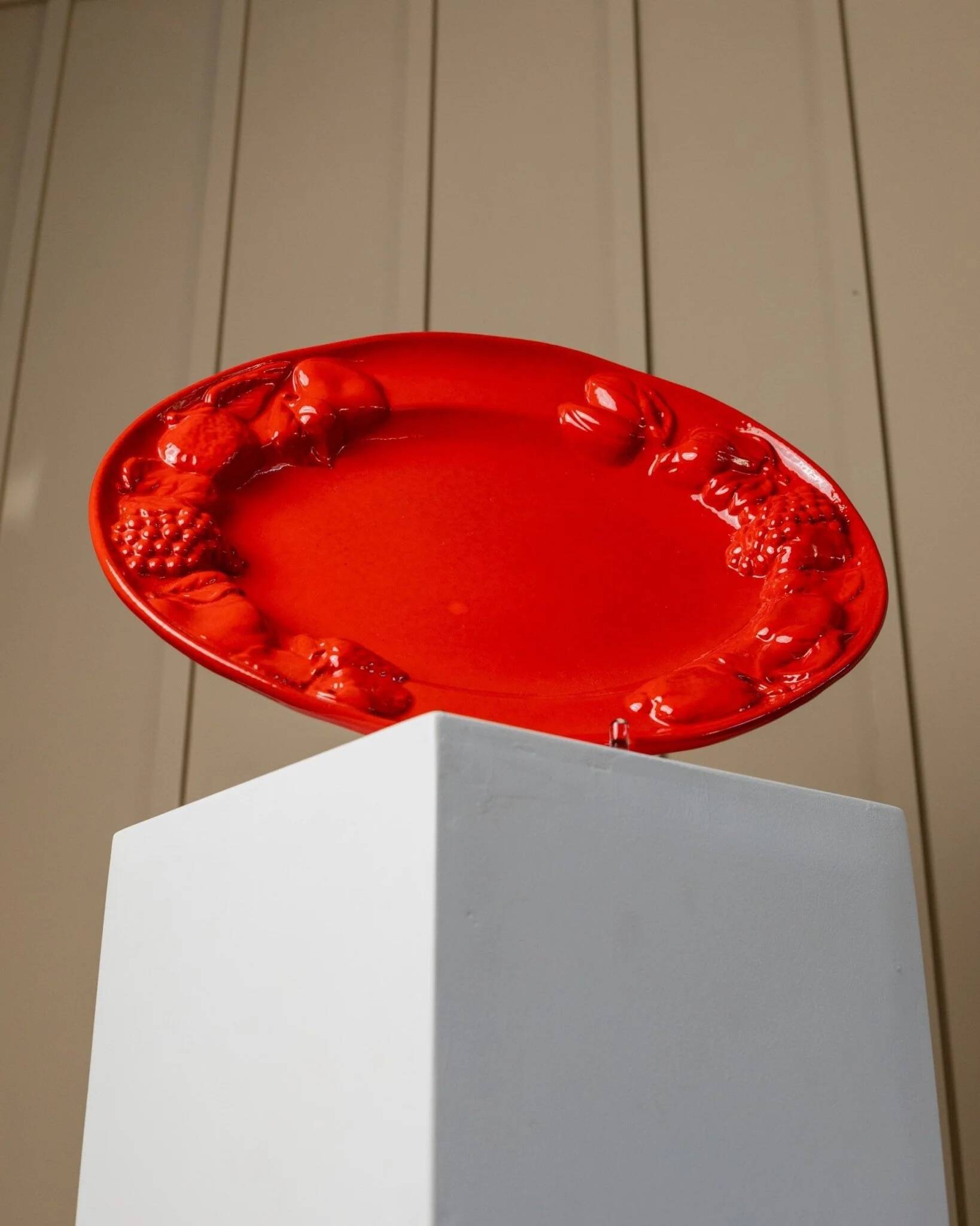Large vintage oval ceramic platter XL from the 1980s - red glaze - fruit relief - Mid-Century design - Italy