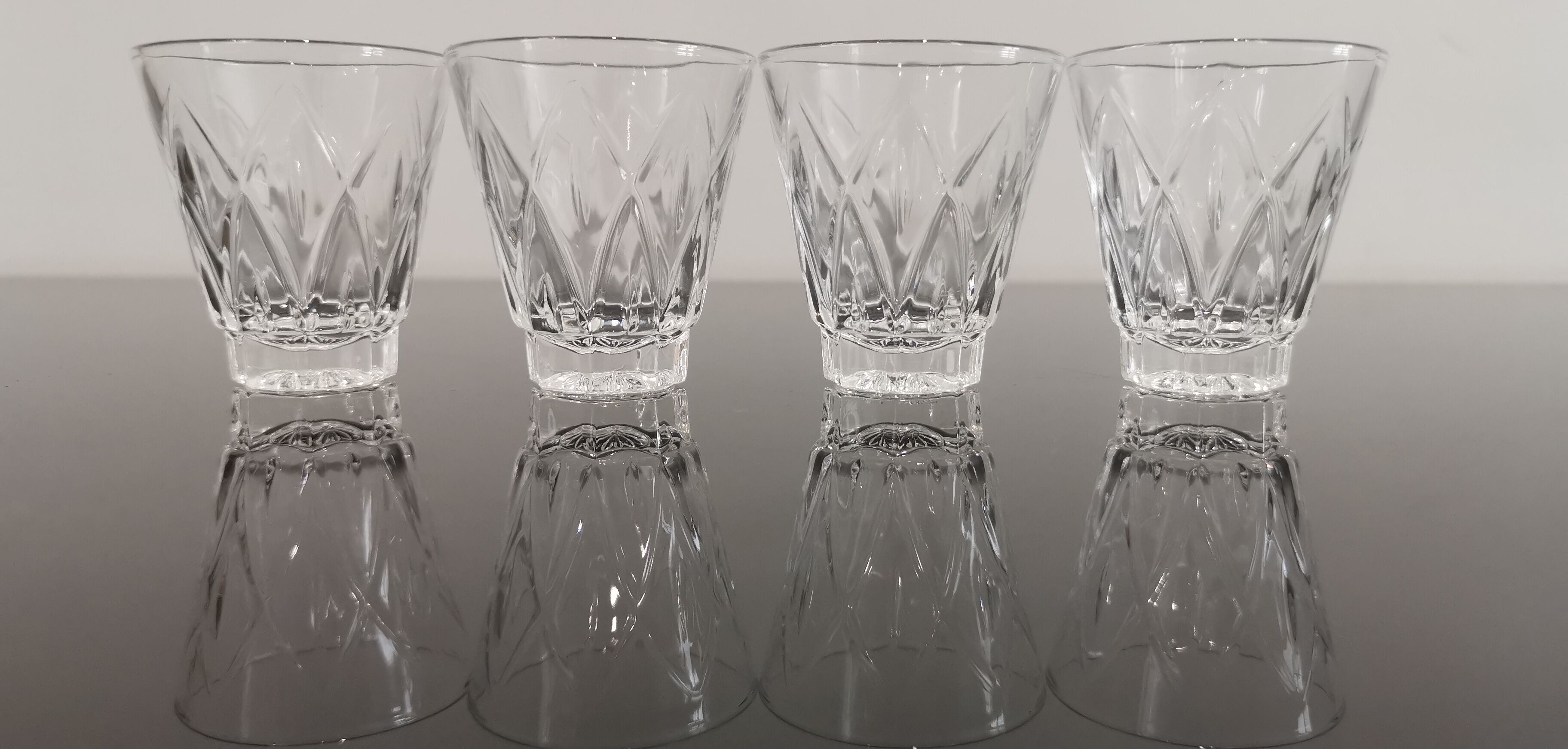 Set of 4 digestive glasses in vintage shell chiseled crystal