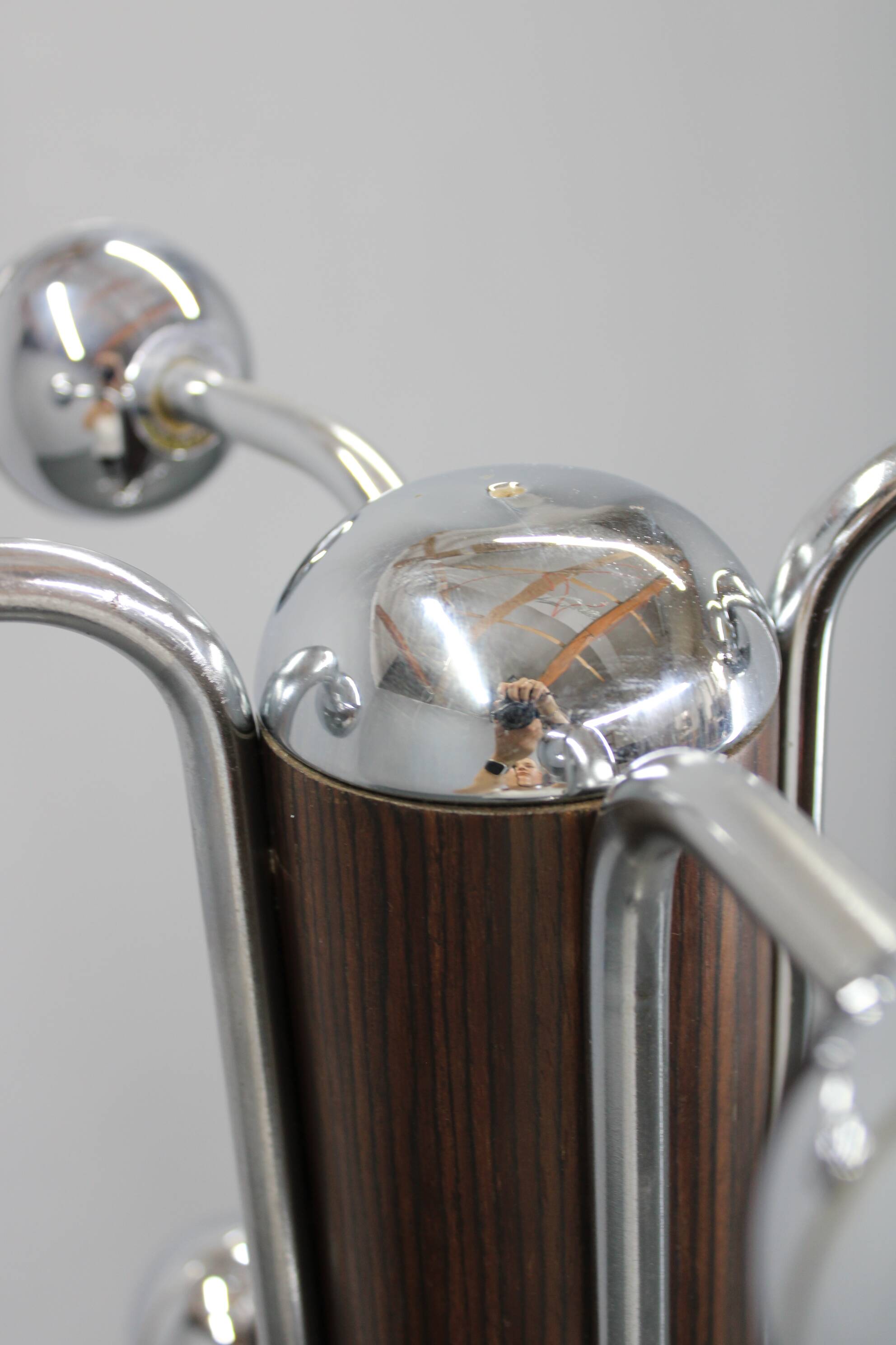 Porte-manteau italien en fer, plastique chromé et base en bois, années 1970