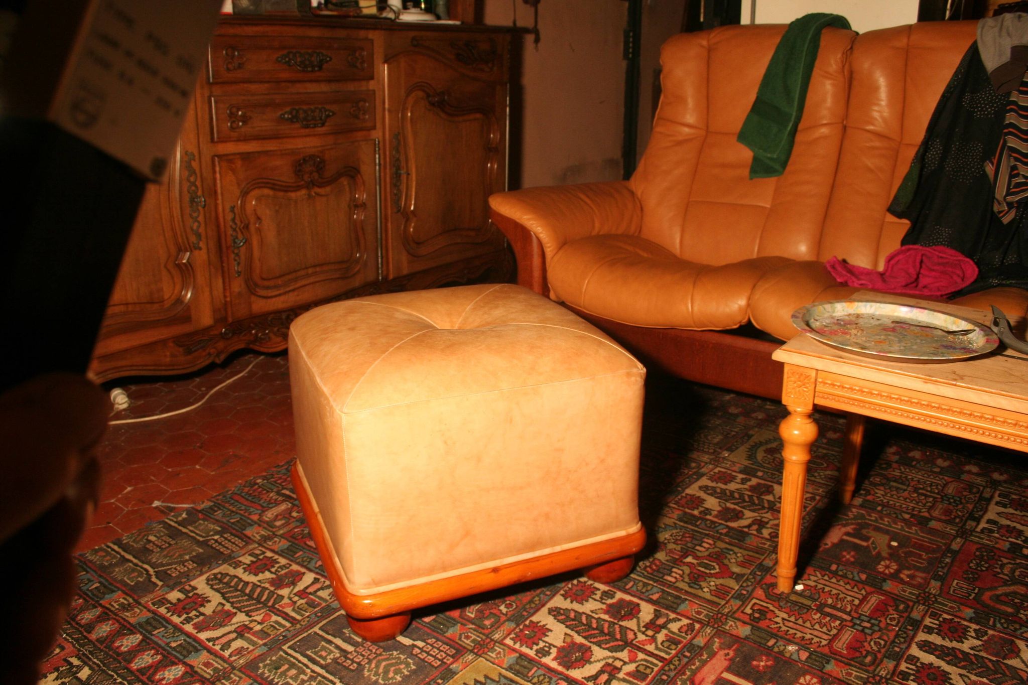 Cube pouf in light brown leather