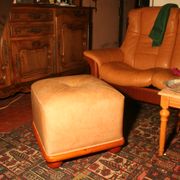 Cube pouf in light brown leather
