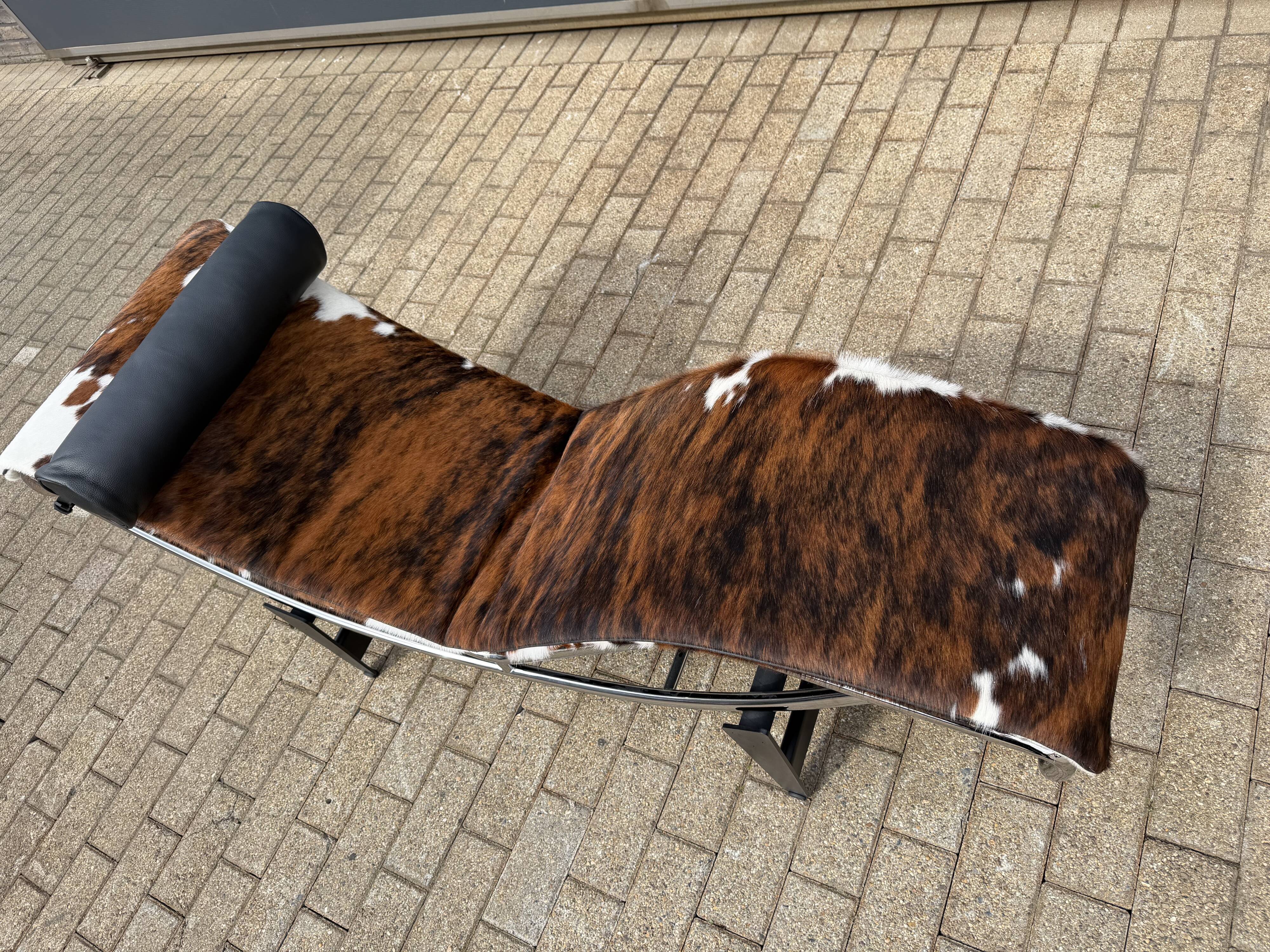 Cassina LC4 Le Corbusier original (signed) in cowhide, in new condition.