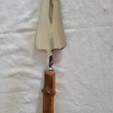 Pie shovel with bamboo handle
