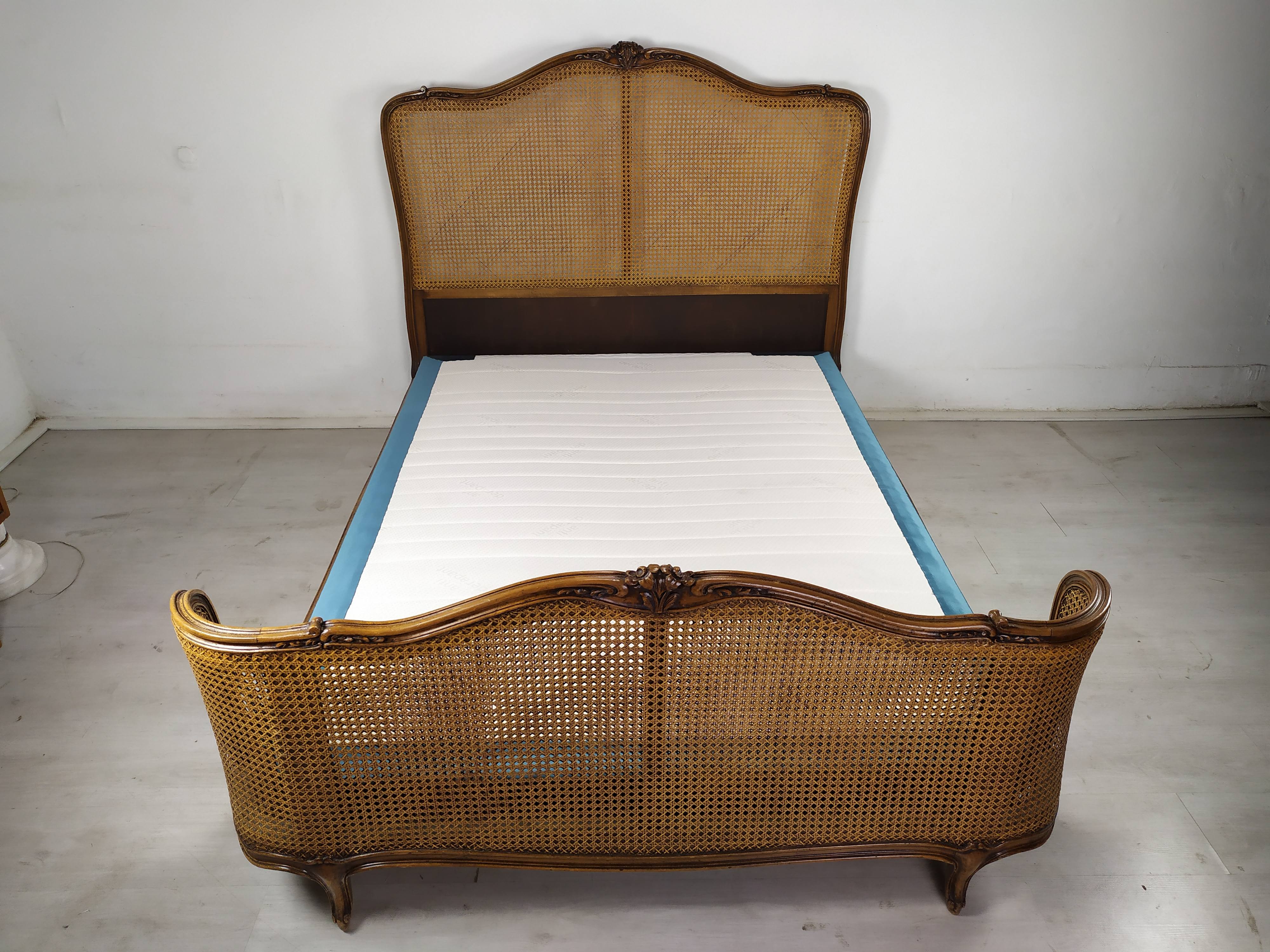 Vintage canned basket bed
