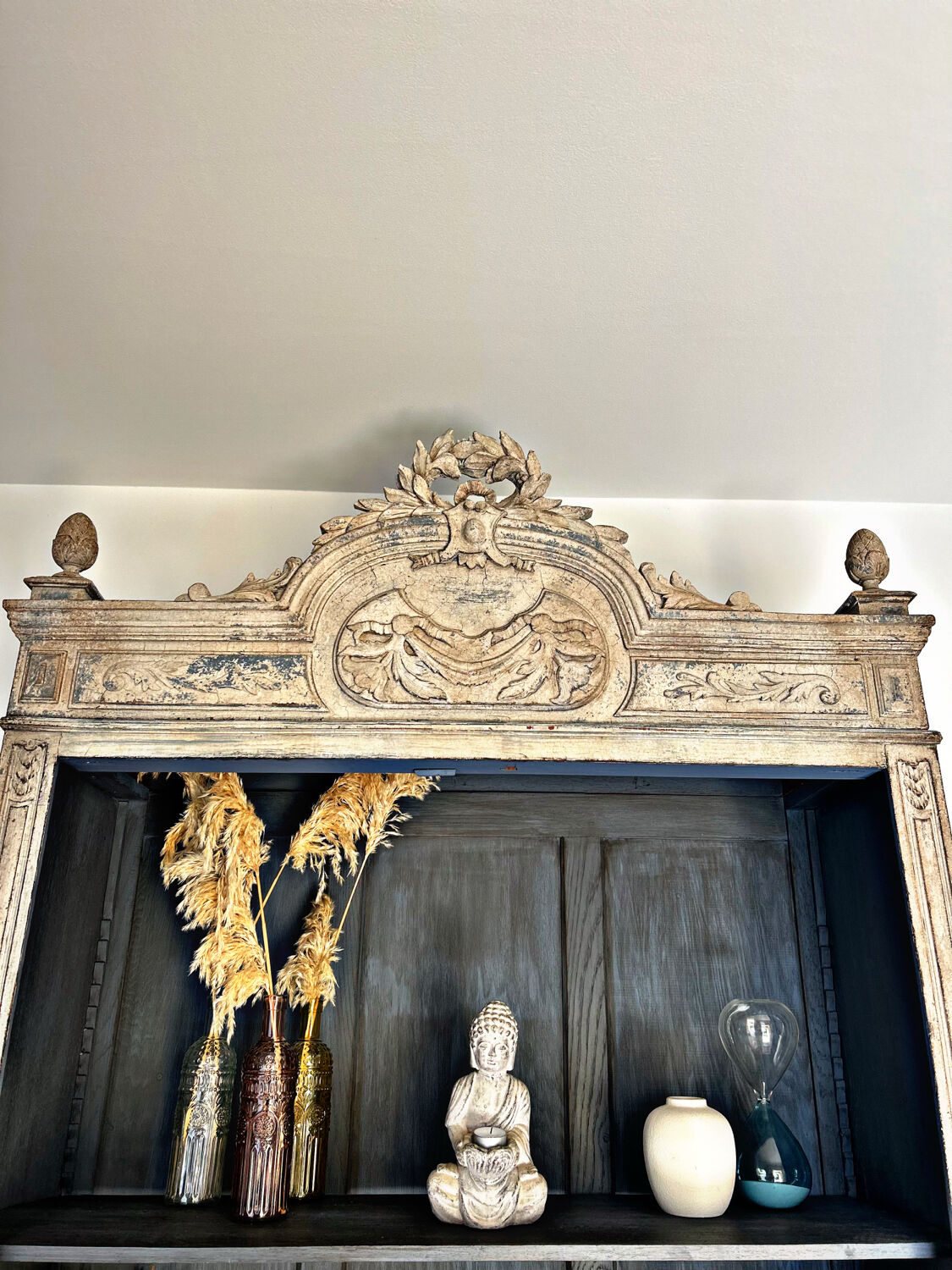 Superb patinated bonnetière in the Tuscan style