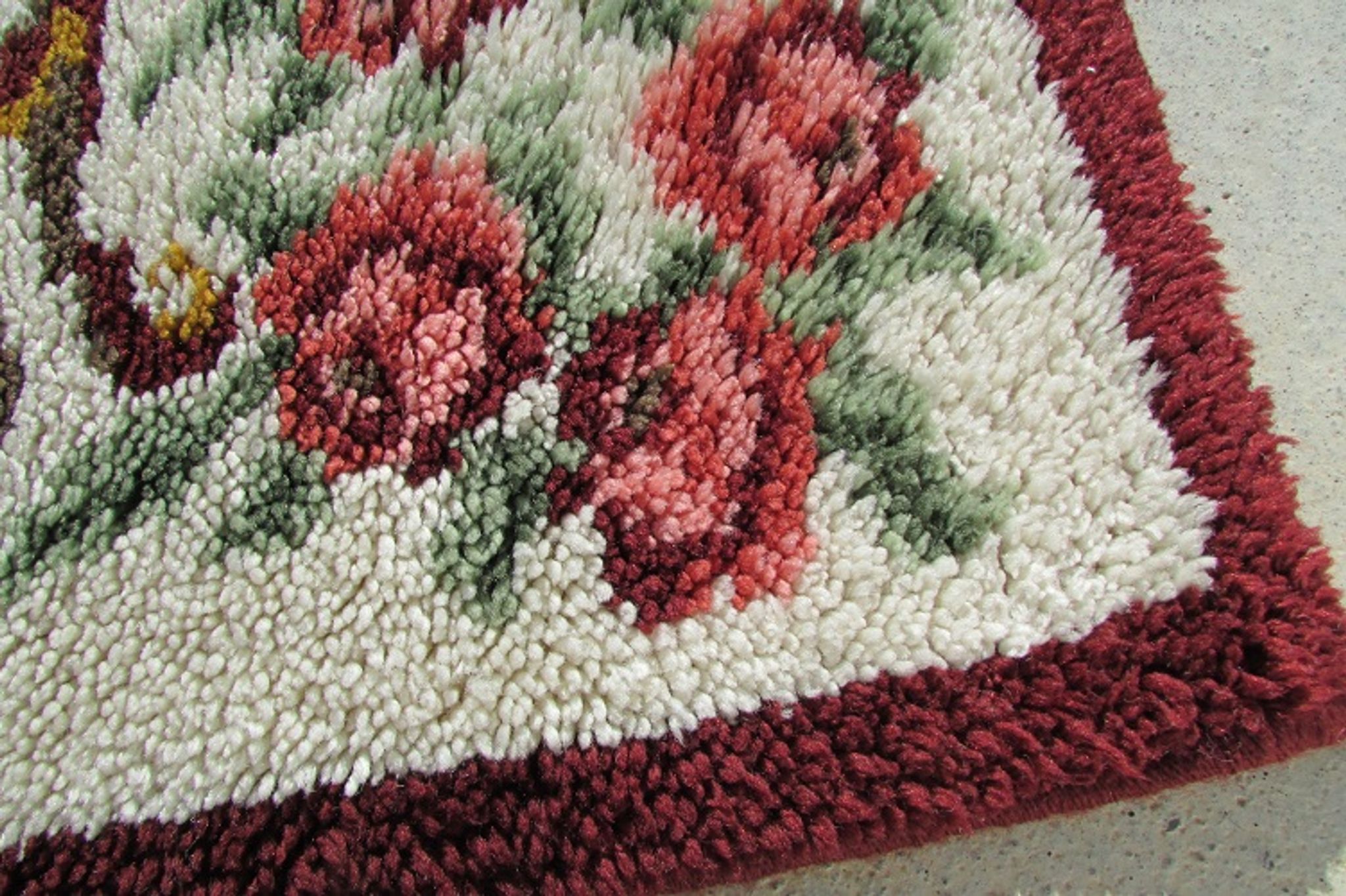 Tapis romantique blanc et bordeaux 190 x 150 cm