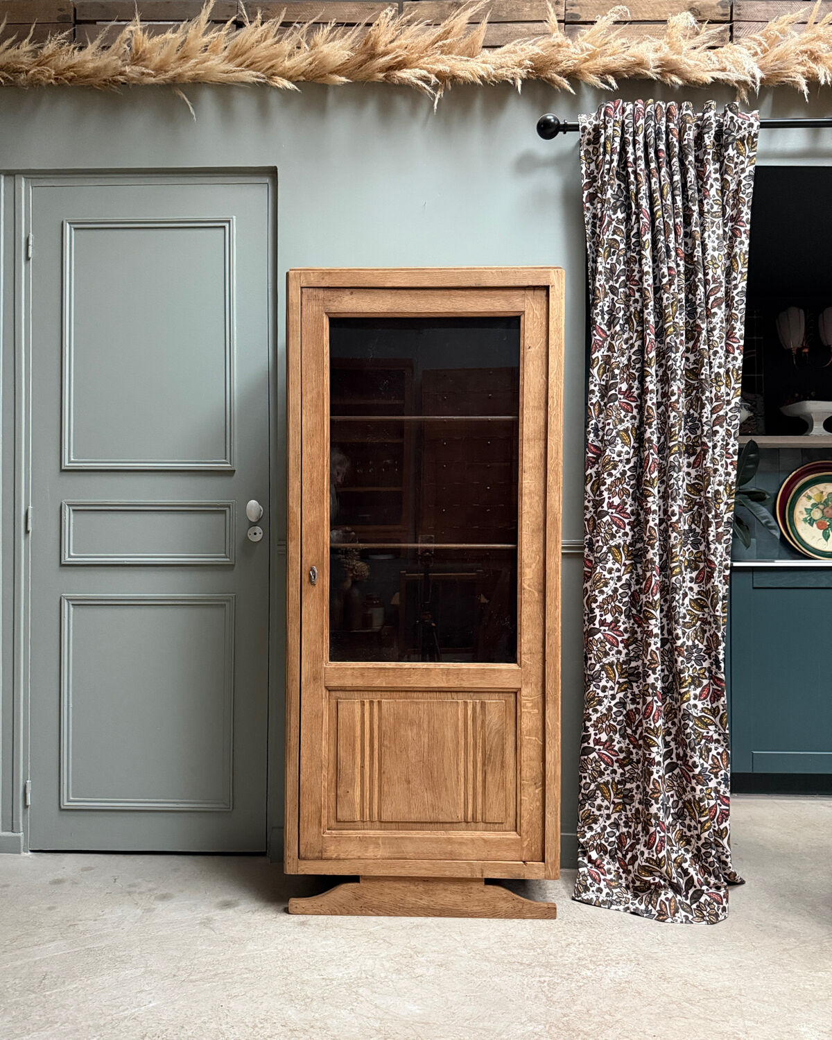 Small Parisian Art Deco showcase