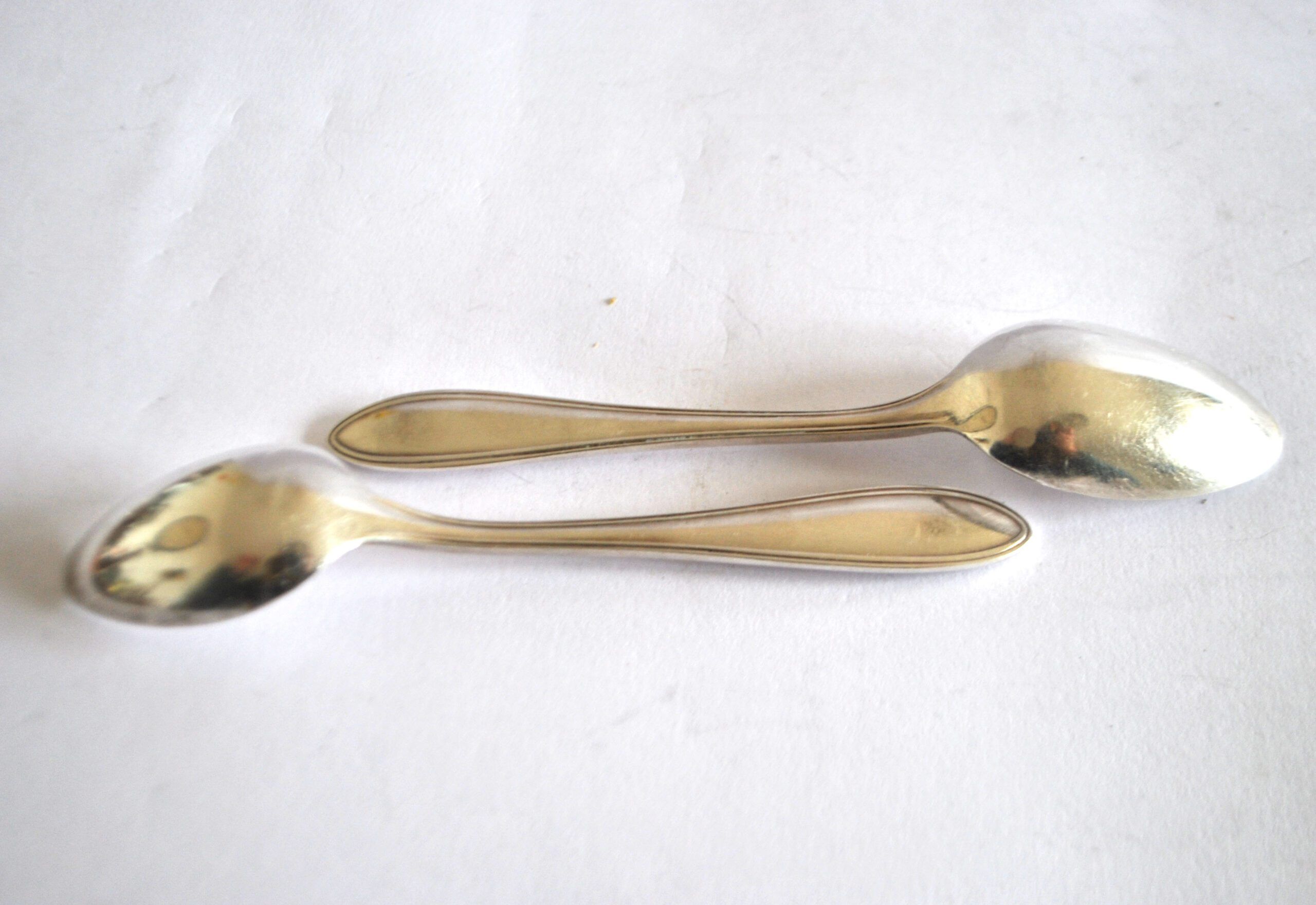 Set of 2 silver-plated teaspoons with a gold filigree design, 13.5 cm.