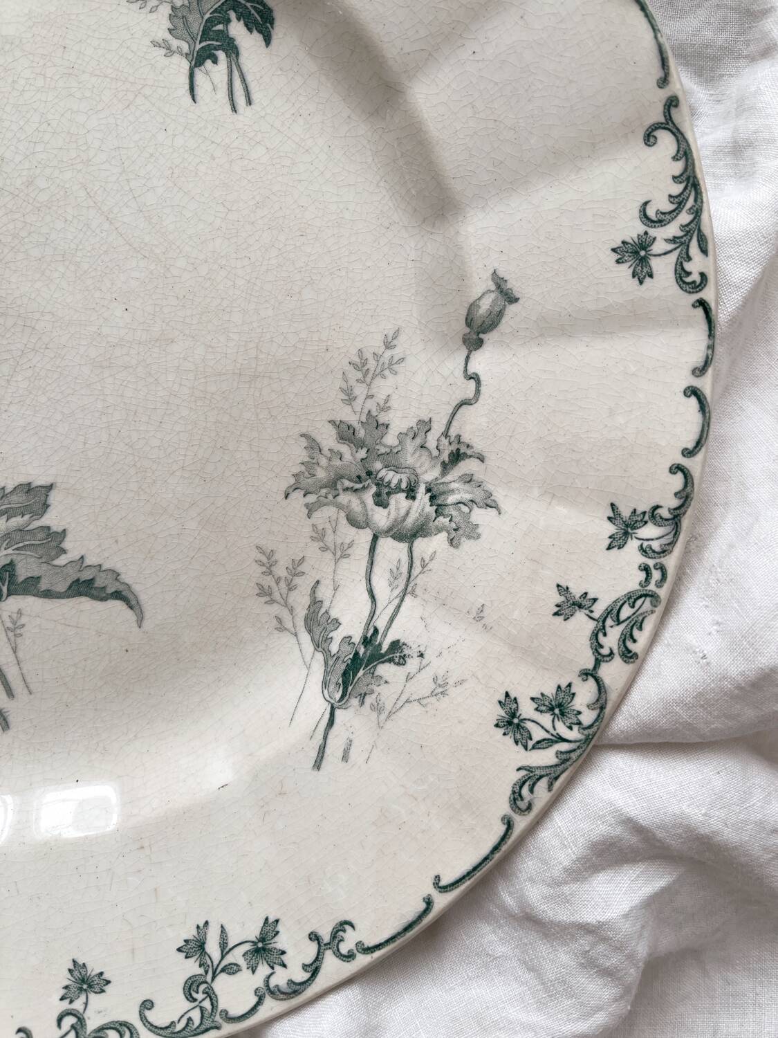 Round ironstone dish “Pavots” Choisy le Roi