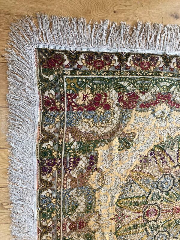Nappe en soie d’Alger époque début XXe motifs floraux rehaussés de fils dorés, fait main