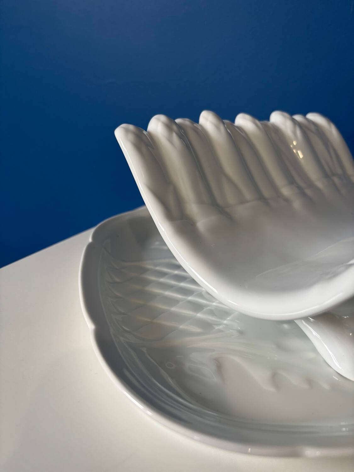Plat à asperges en faïence blanche – plat de service barbotine vintage