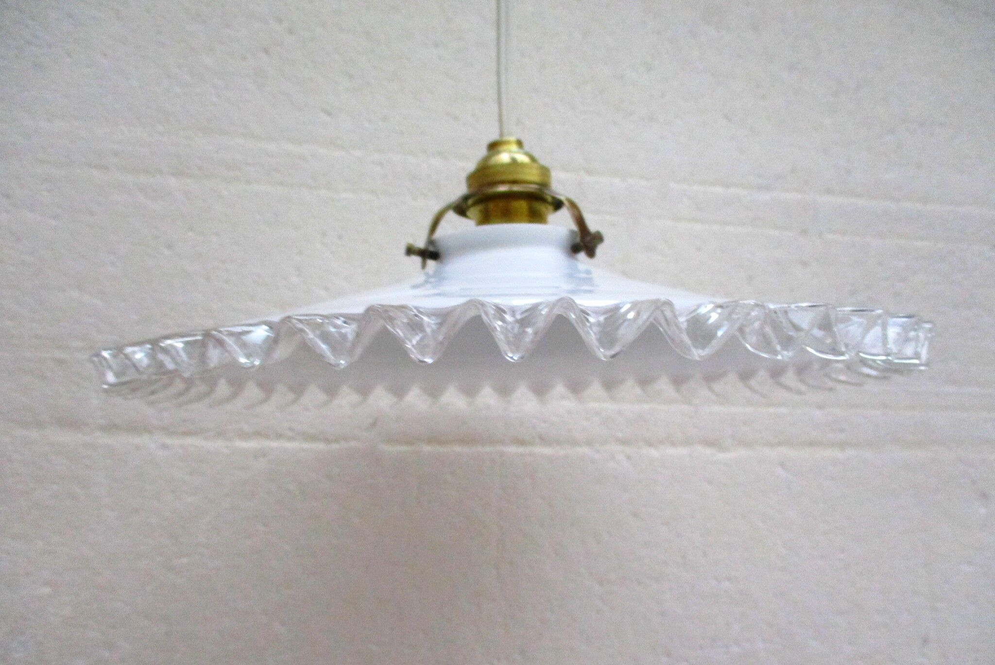 Suspension with serrated opaline lampshade