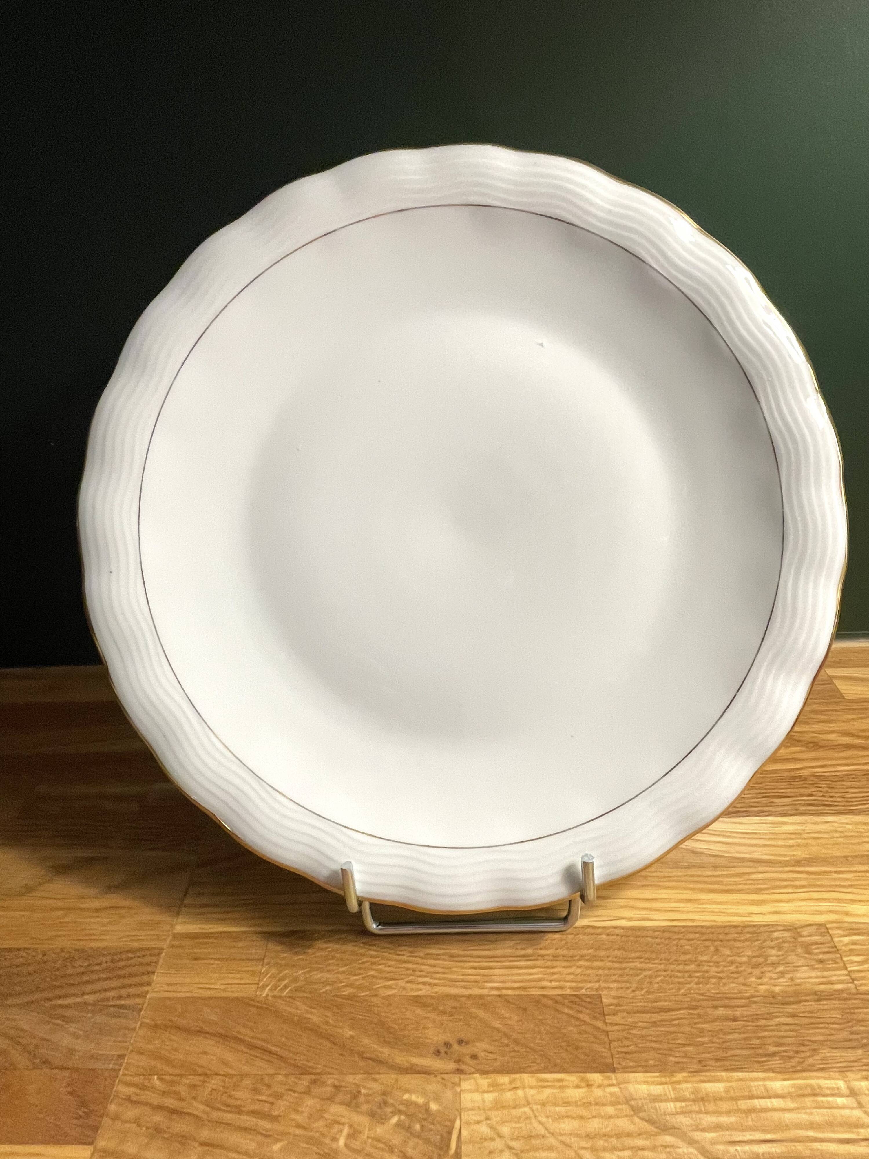 6 assiettes plates en porcelaine de Limoges signé P.Dessagne en très bon ét