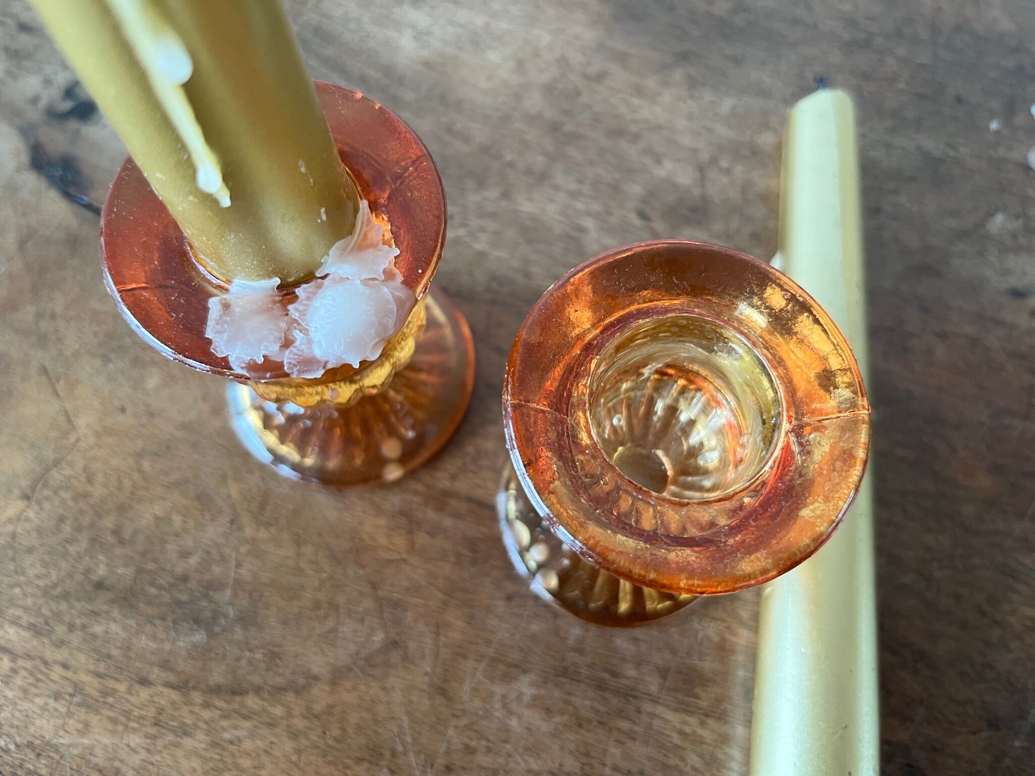 Set of 2 glass candle holders with candles