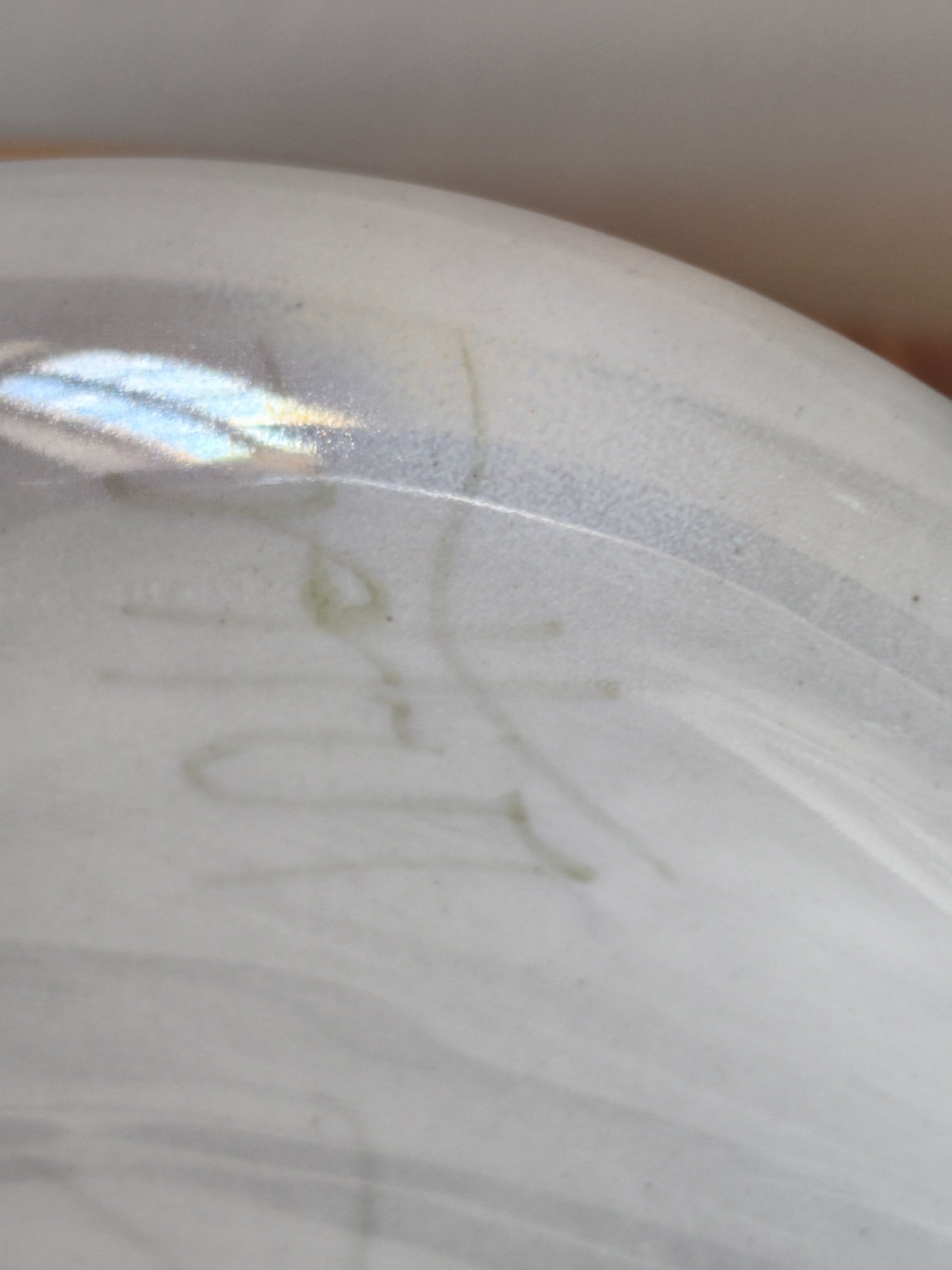 Vide poche coquille en porcelaine irisée