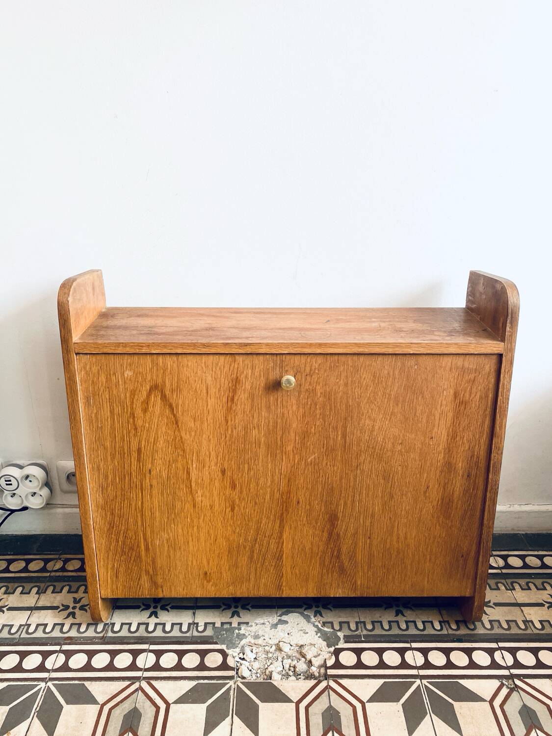Small secretary desk to hang.