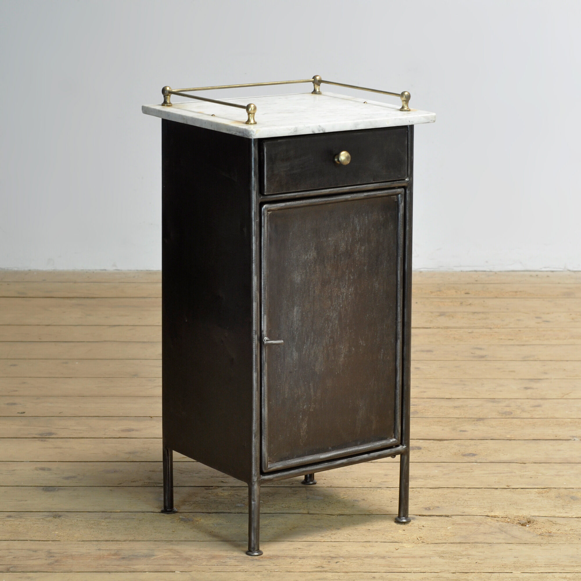 Table de chevet en fer, vers 1920