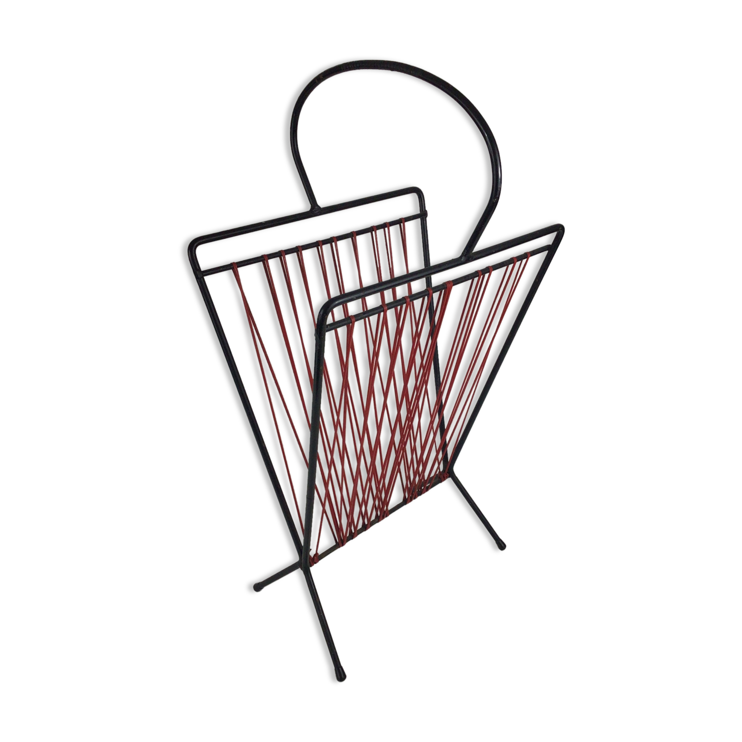 Metal and scoubidous magazine door