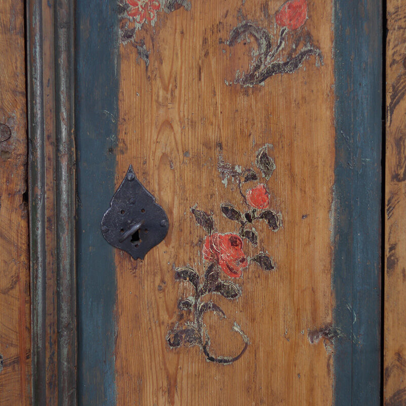 Cabinet de mariée primitif en art populaire peint de ferme antique du XVIIIe siècle