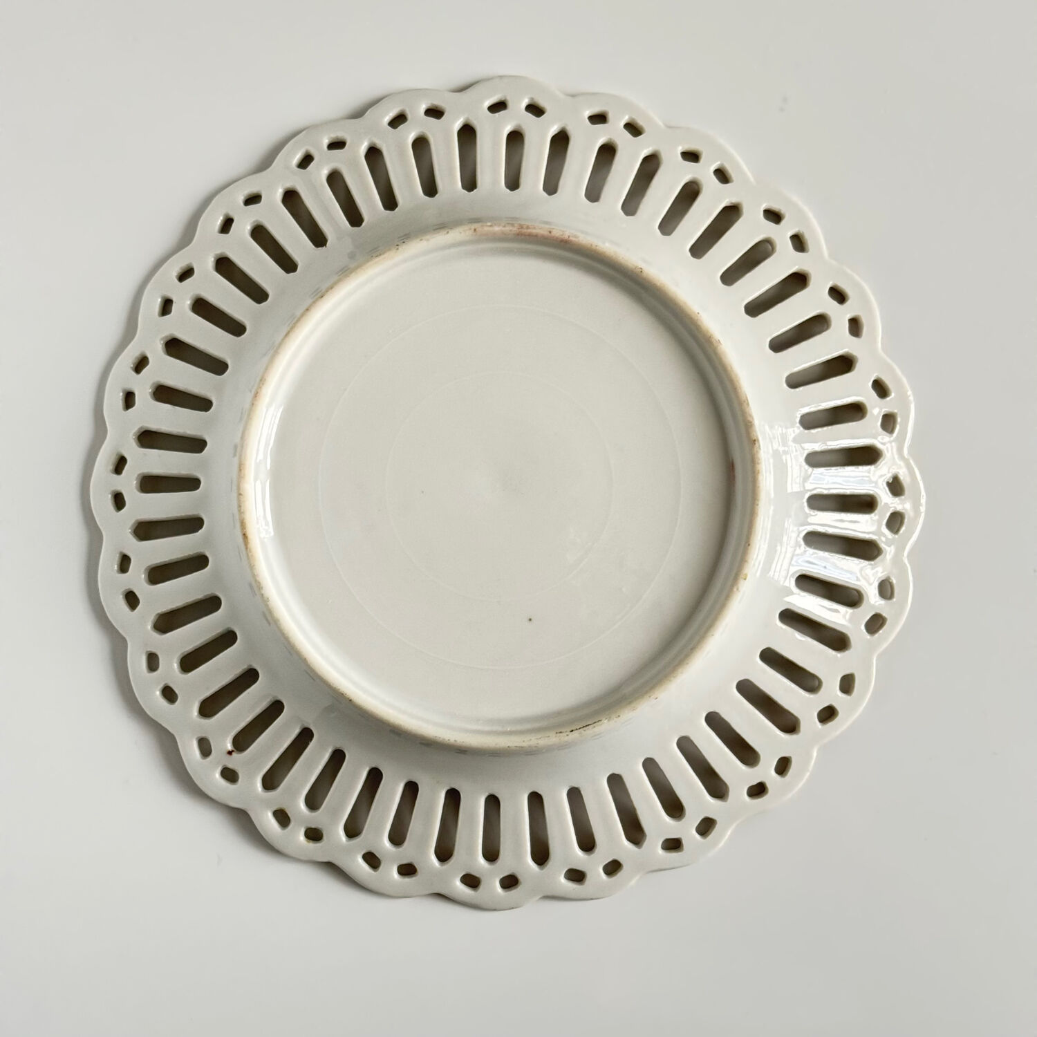 Pair of openwork porcelain plates decorated with roses