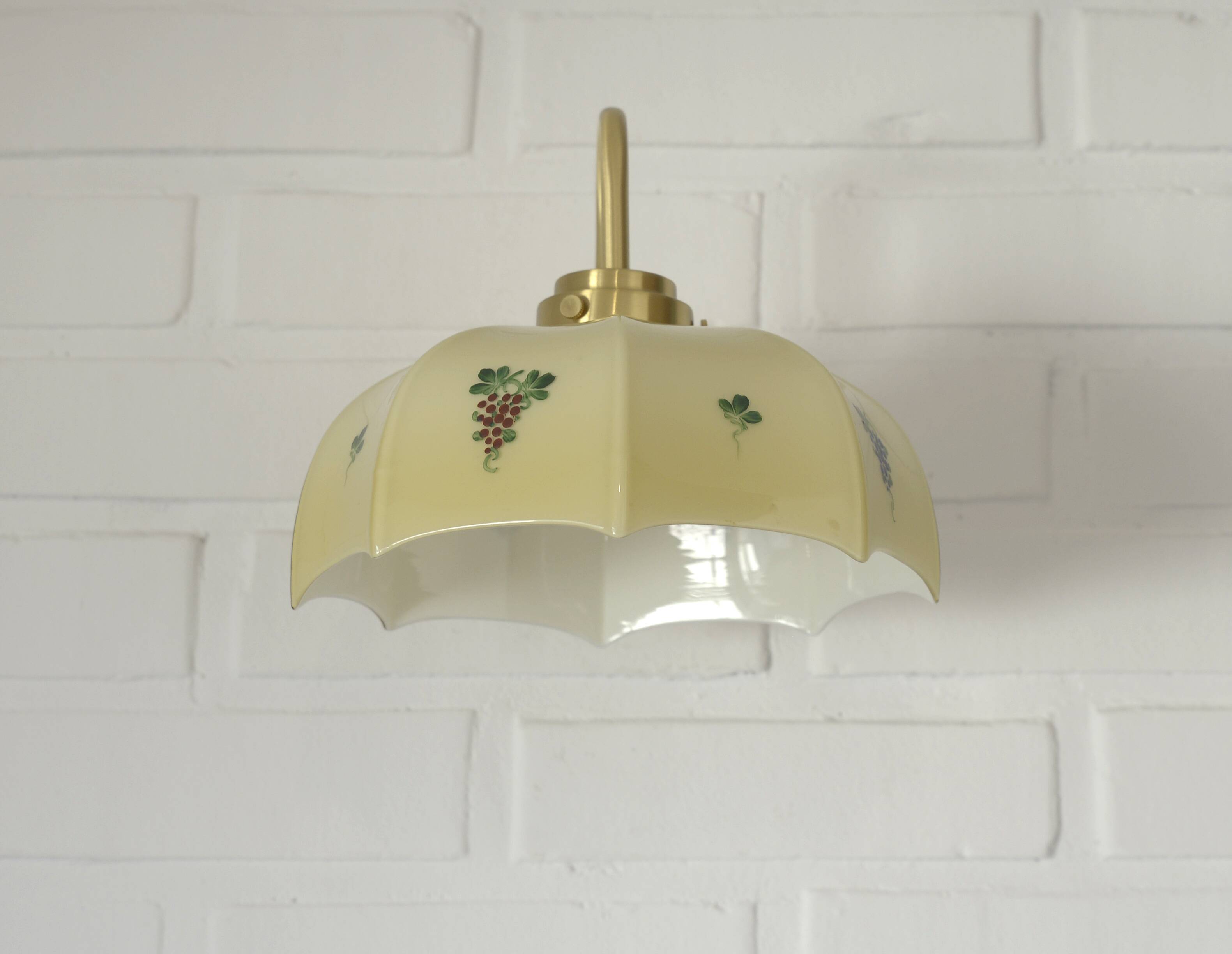 Applique murale vintage en verre beige, style années 1950, avec col de cygne et luminaire en laiton.