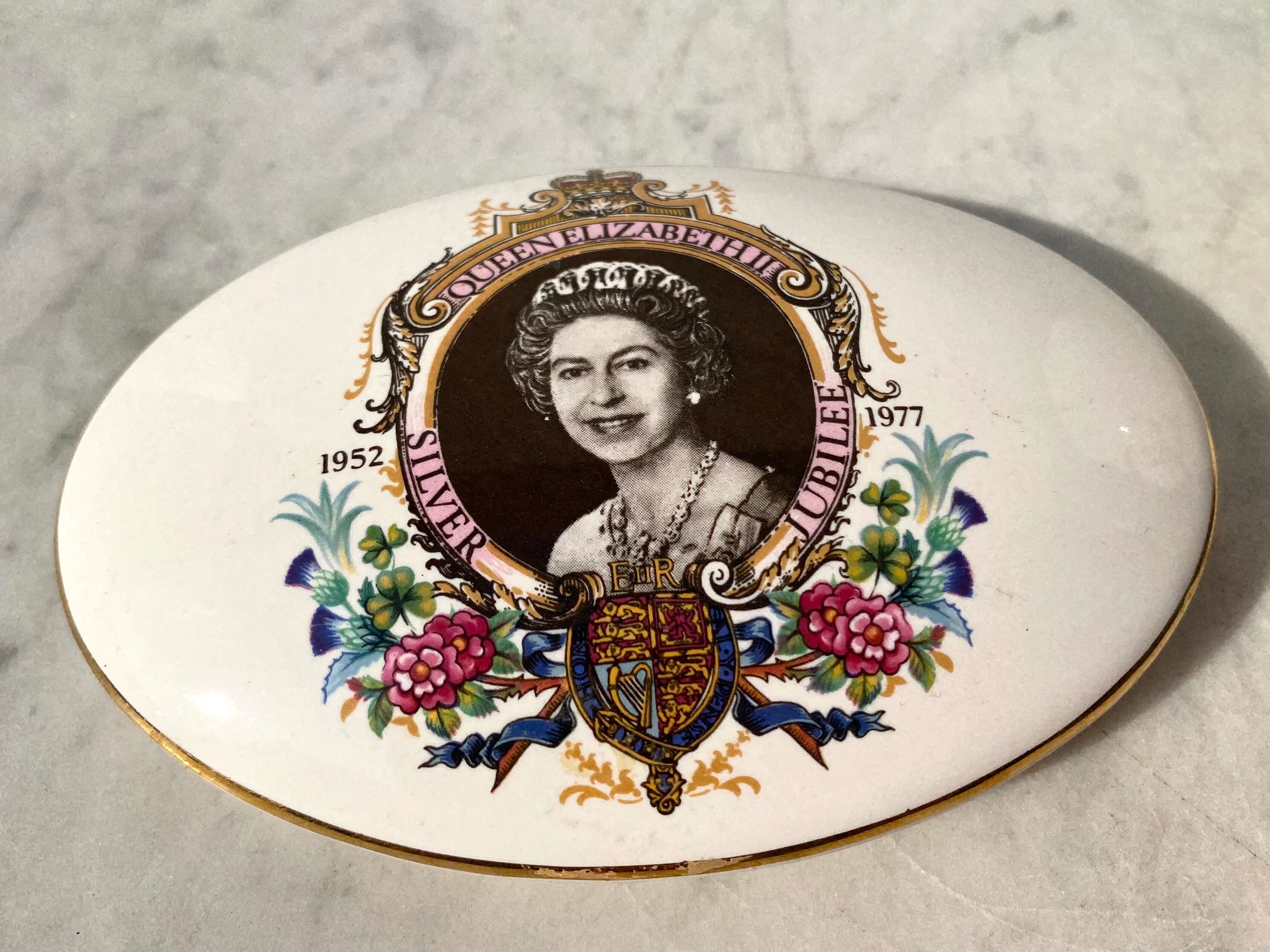 Porcelain box royal worcester collector queen elizabeth ii silver jubilee 1977