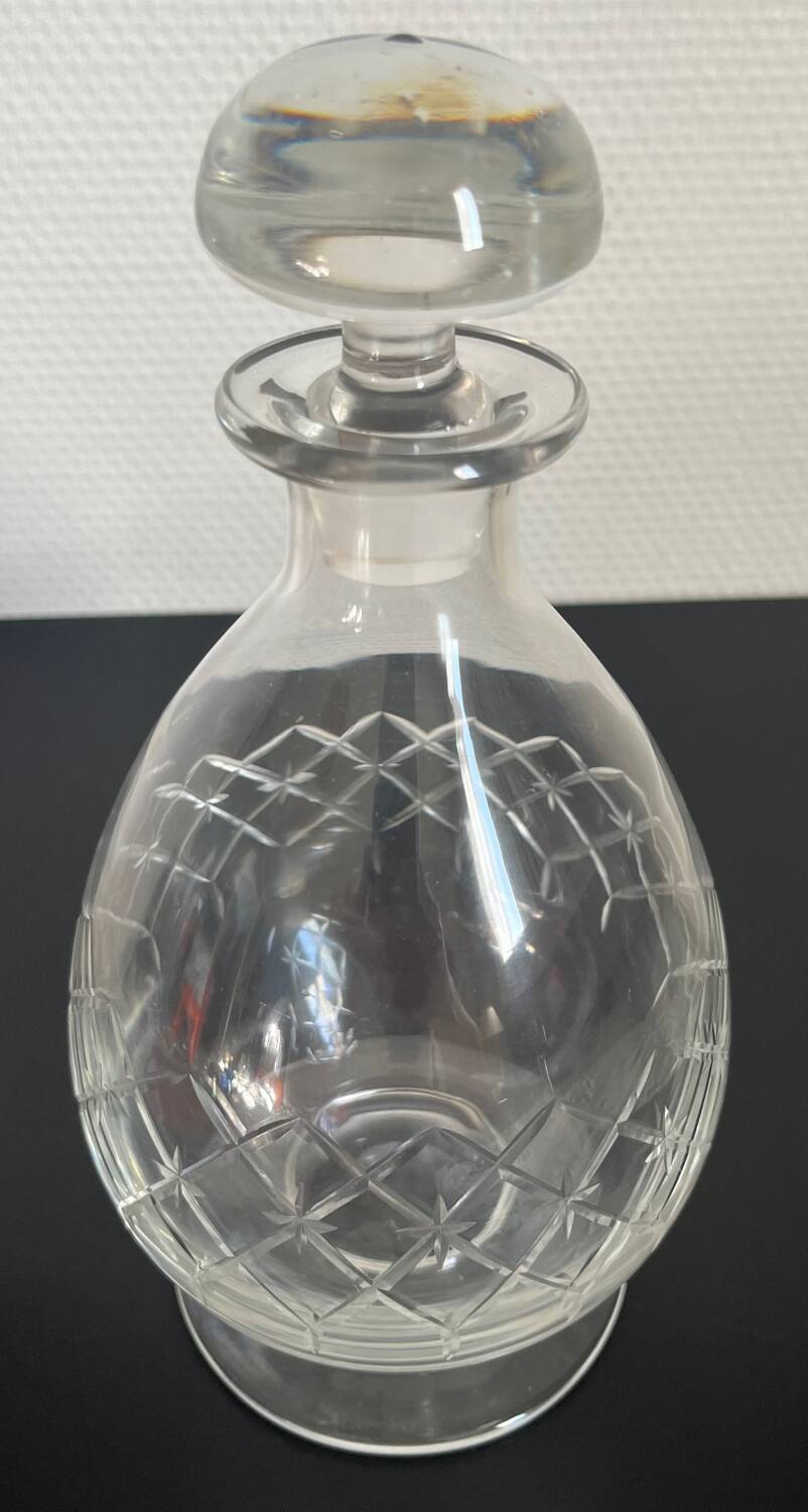 Carafe en verre ciselé