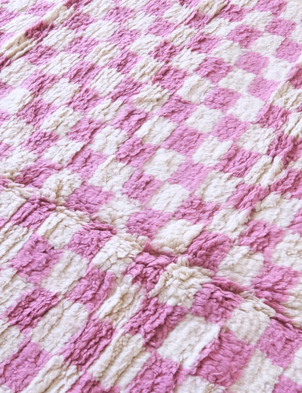 Pink checkered rug - 292 x 217 cm