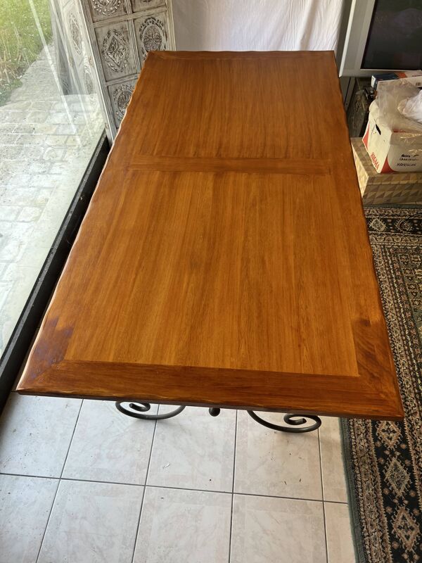 Grande table avec pieds en fer forgé