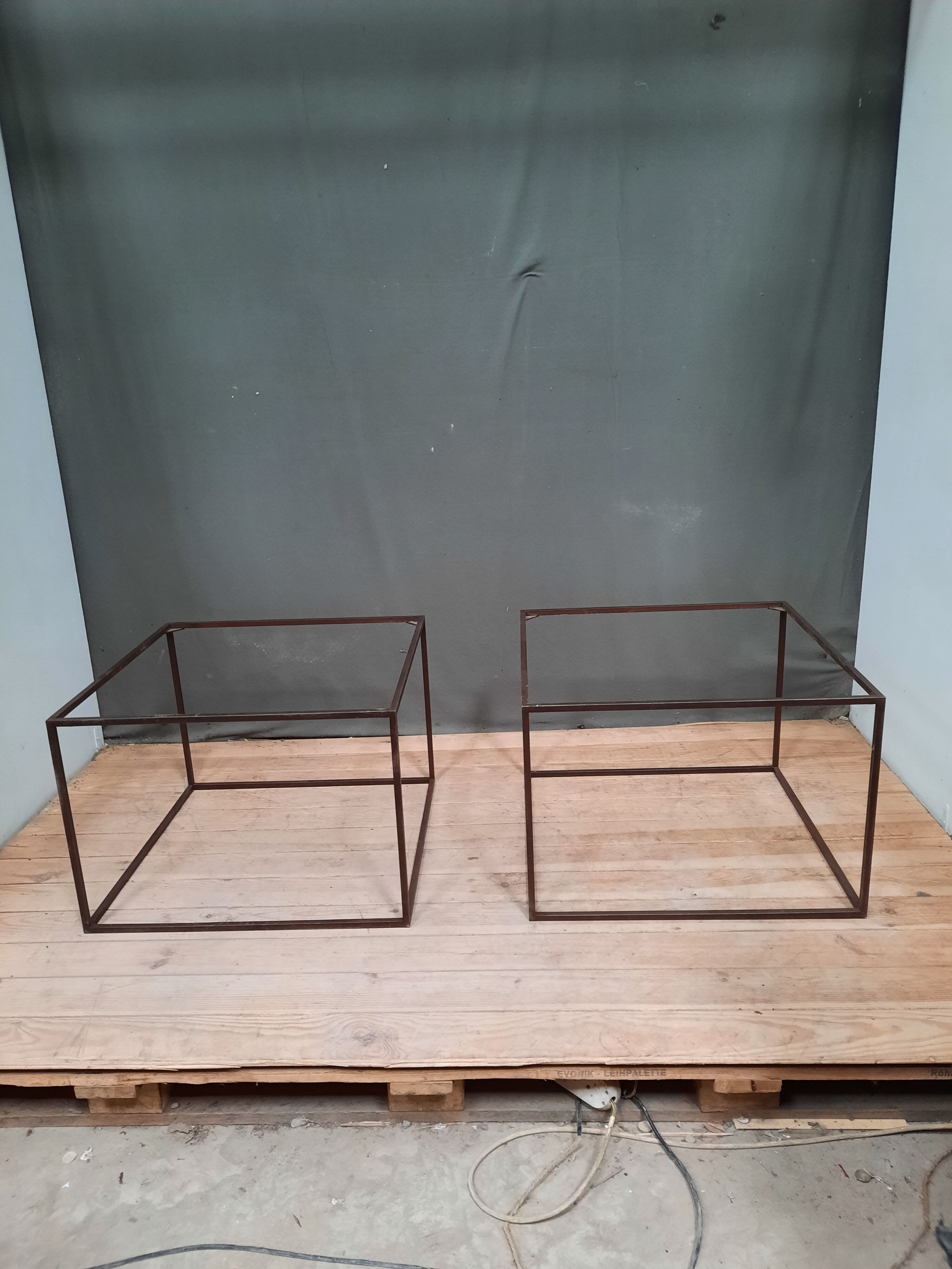 Pair of metal and cement sofa tips