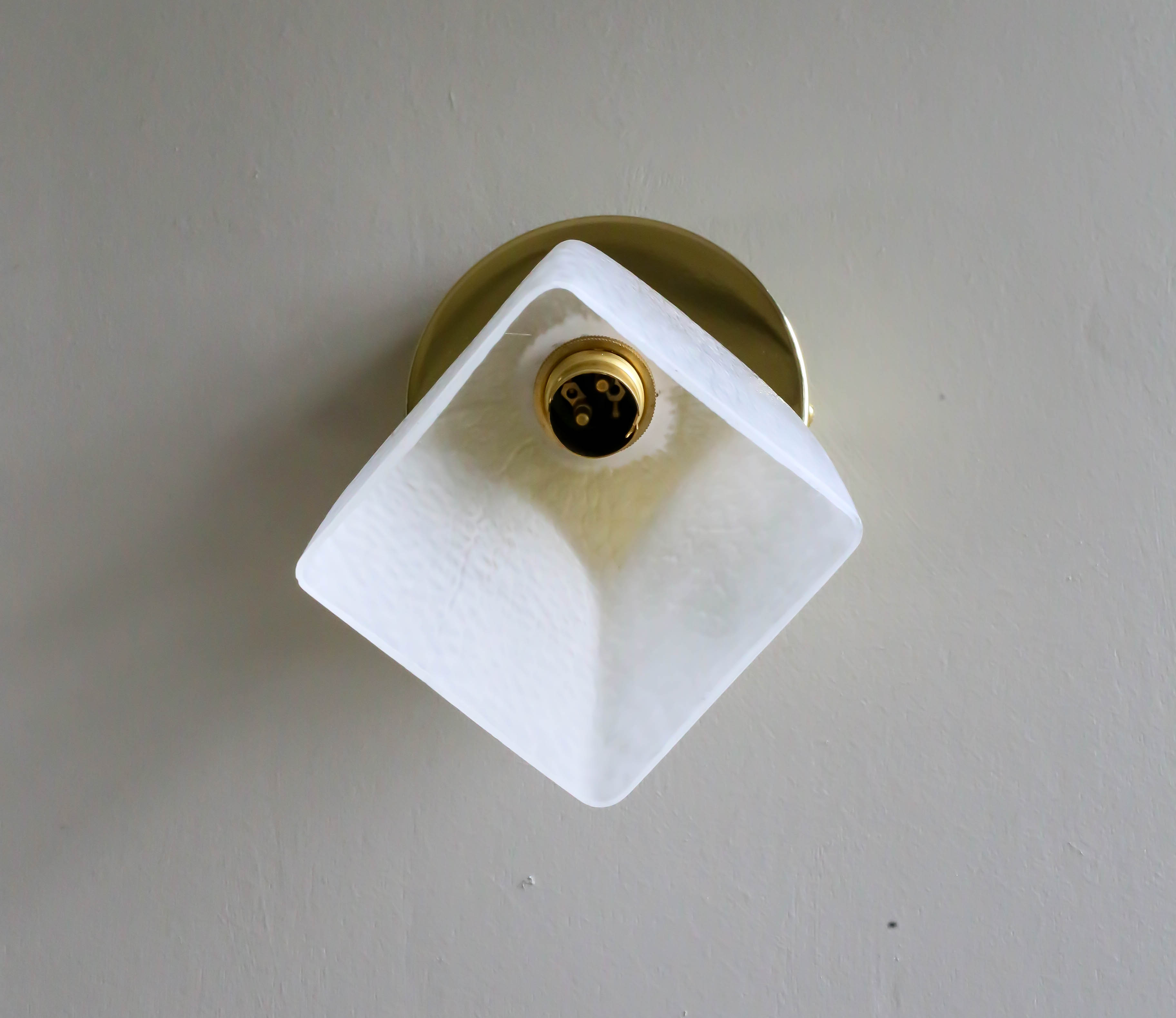 Applique murale en verre ancien translucide montée sur un support en métal laiton