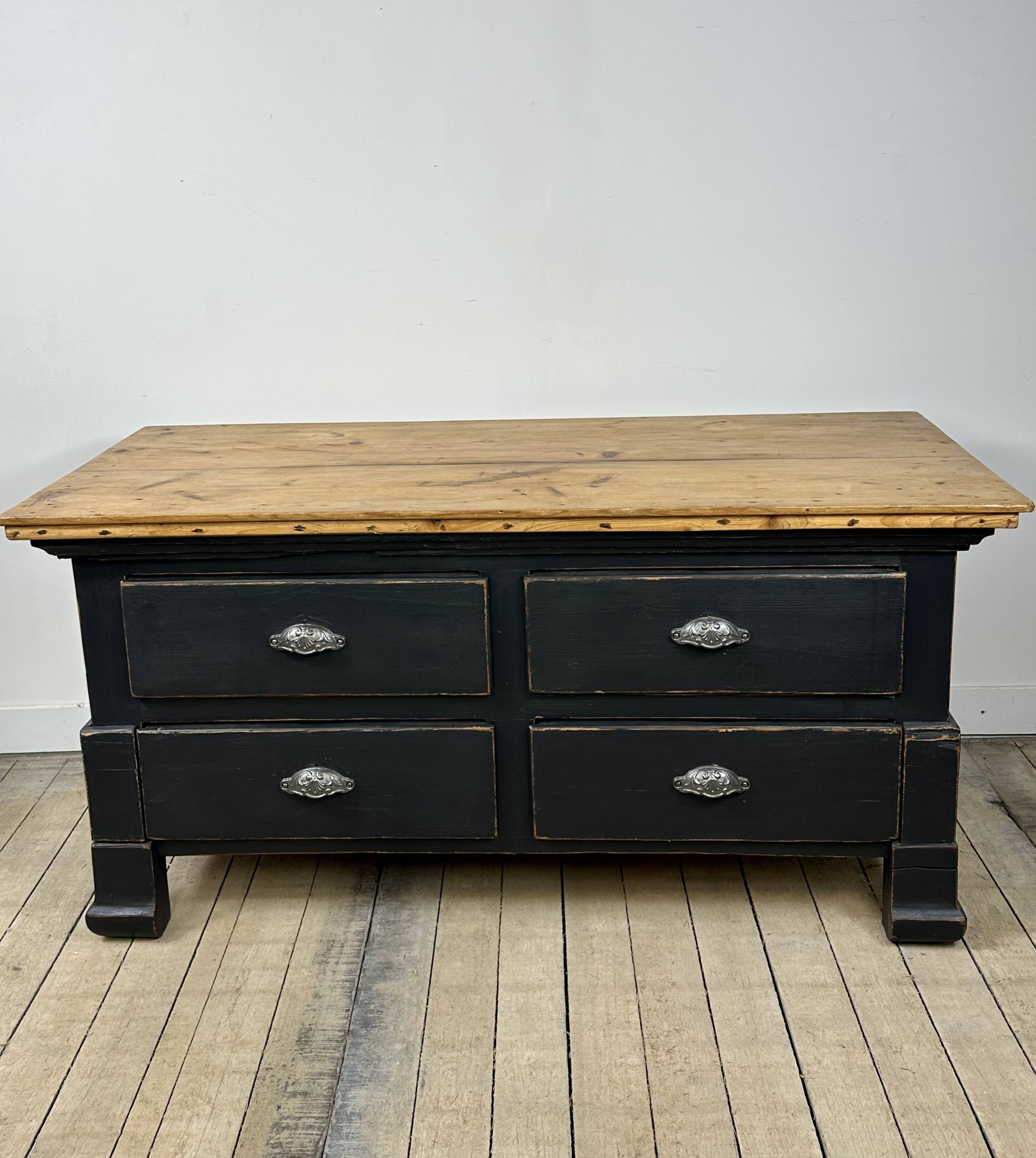 Low commode in pine and dark grey patina from the early 20th century.