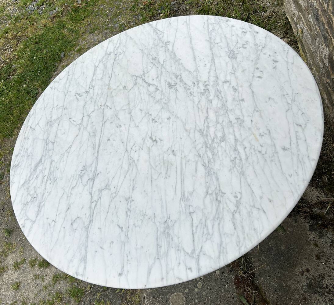 Table pied tulipe et plateau en marbre calacata biseauté, édition des années 70