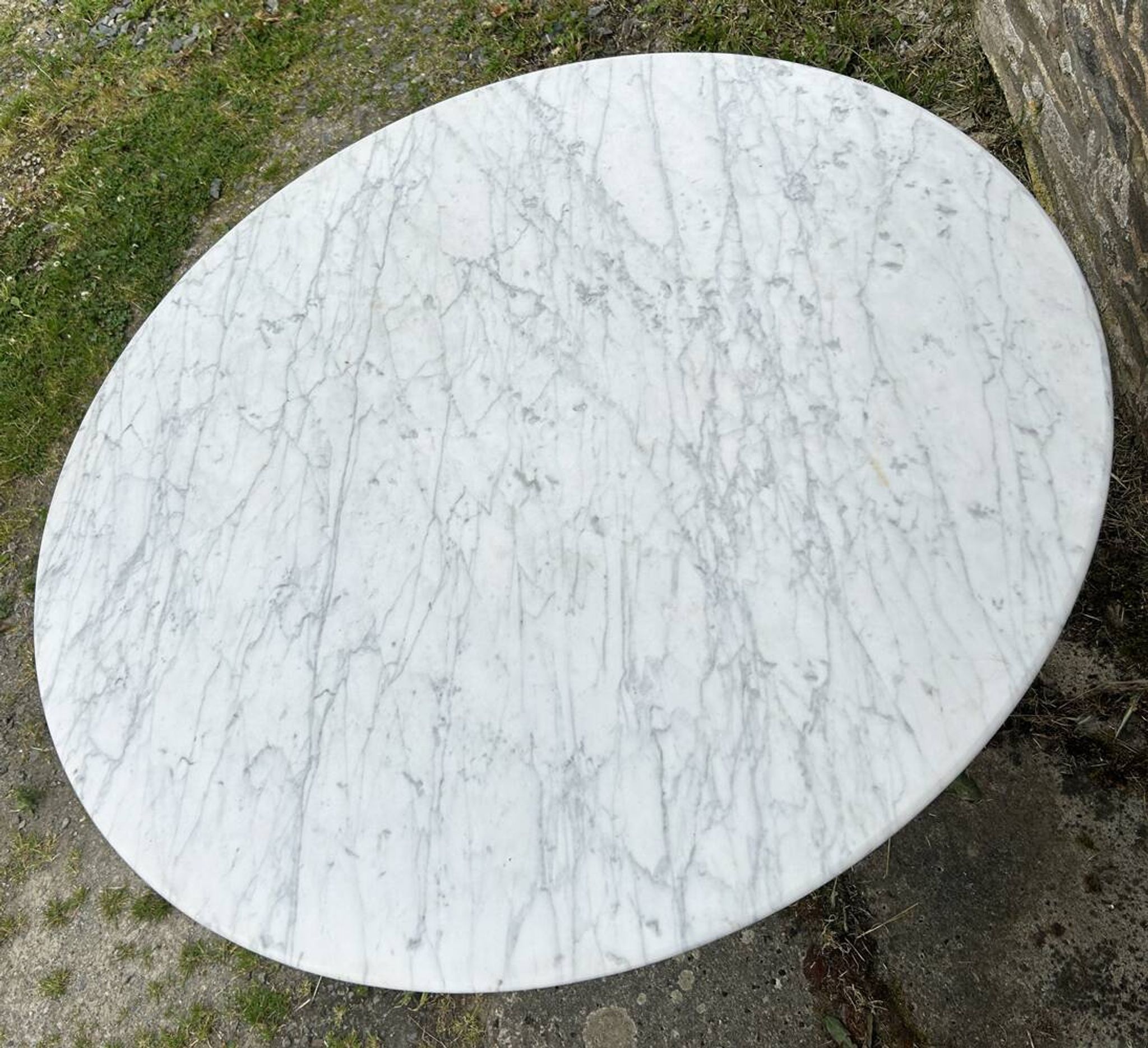 Tulip-shaped table with beveled calacata marble top, 1970s edition
