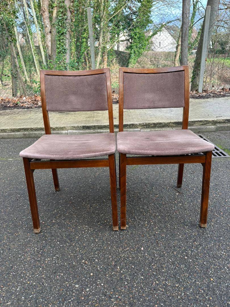 2 Scandinavian Baumann chairs in solid wood and purple velvet, 1960.