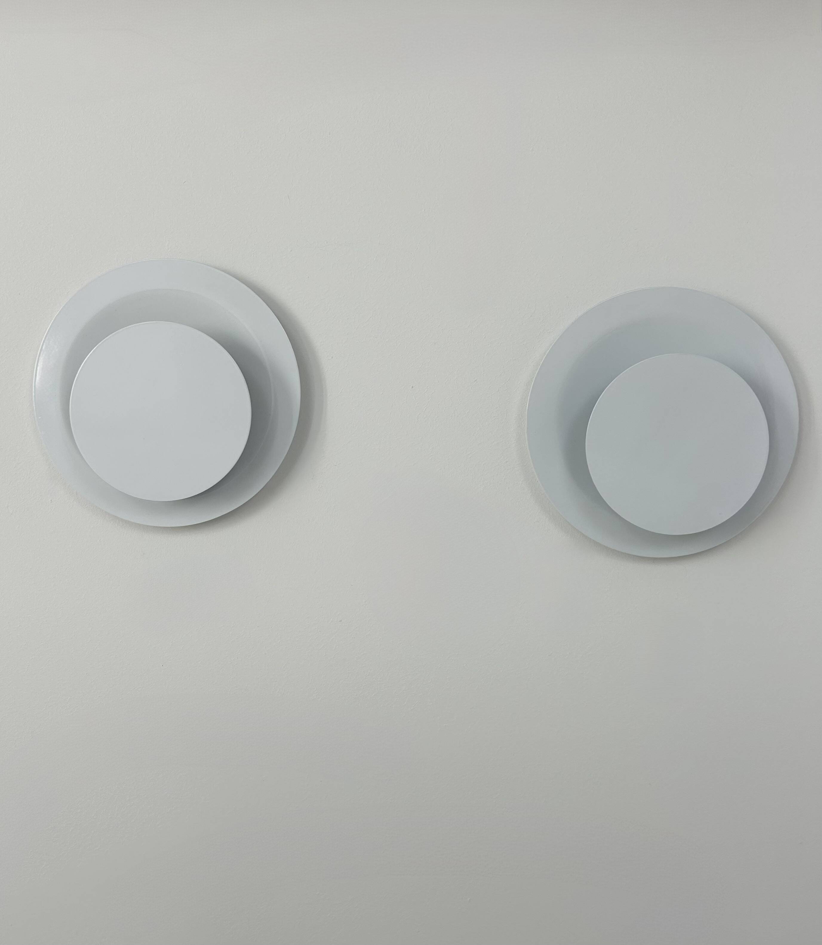 Paire d'appliques vintage, métal laqué blanc, Suède, 1970