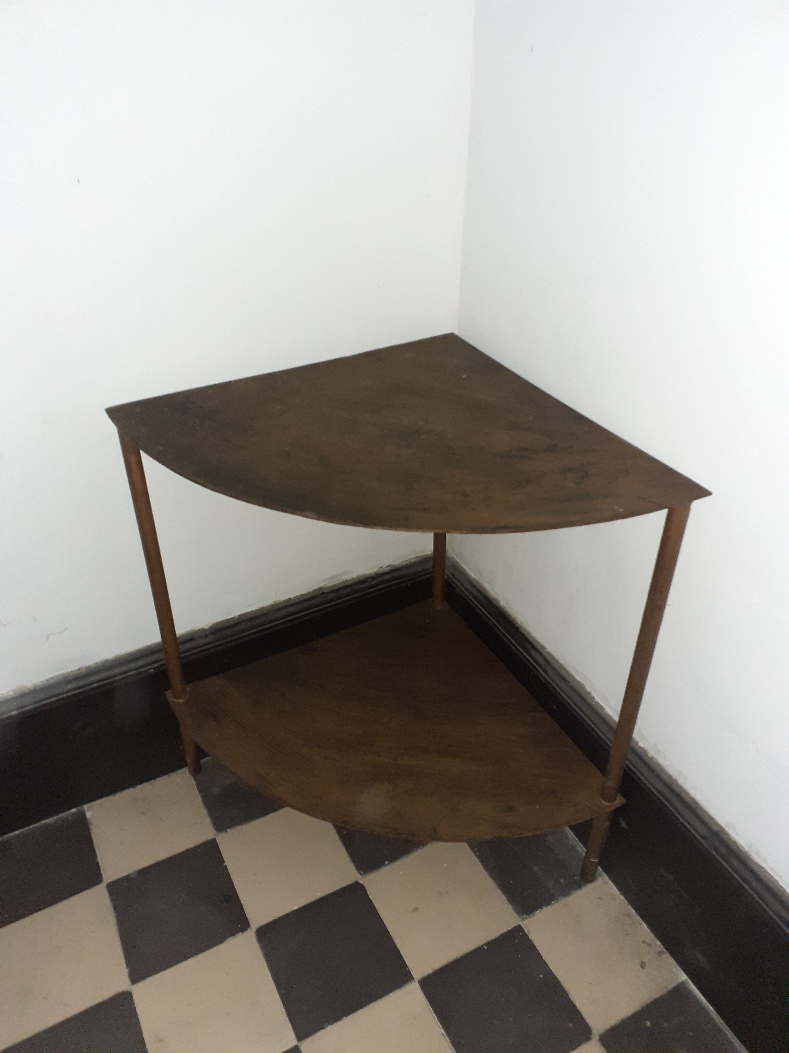 Meuble étagère d'angle en métal doré