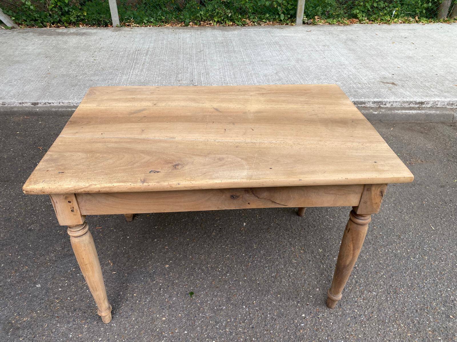Petite table de ferme compacte 108x70cm décapée style campagne chic