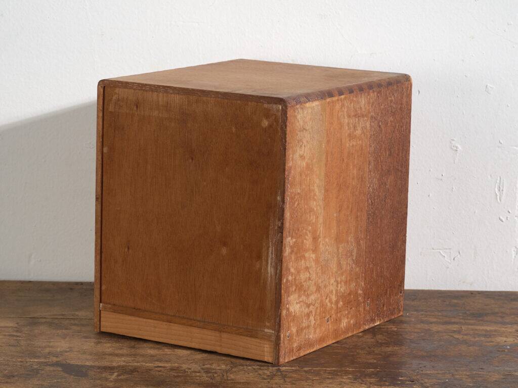 Small Japanese desk chest in oak and red pine, mid-Showa period, circa 1945–1970.
