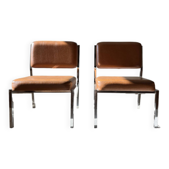 Paire de chauffeuses modernistes chrome et skai marron