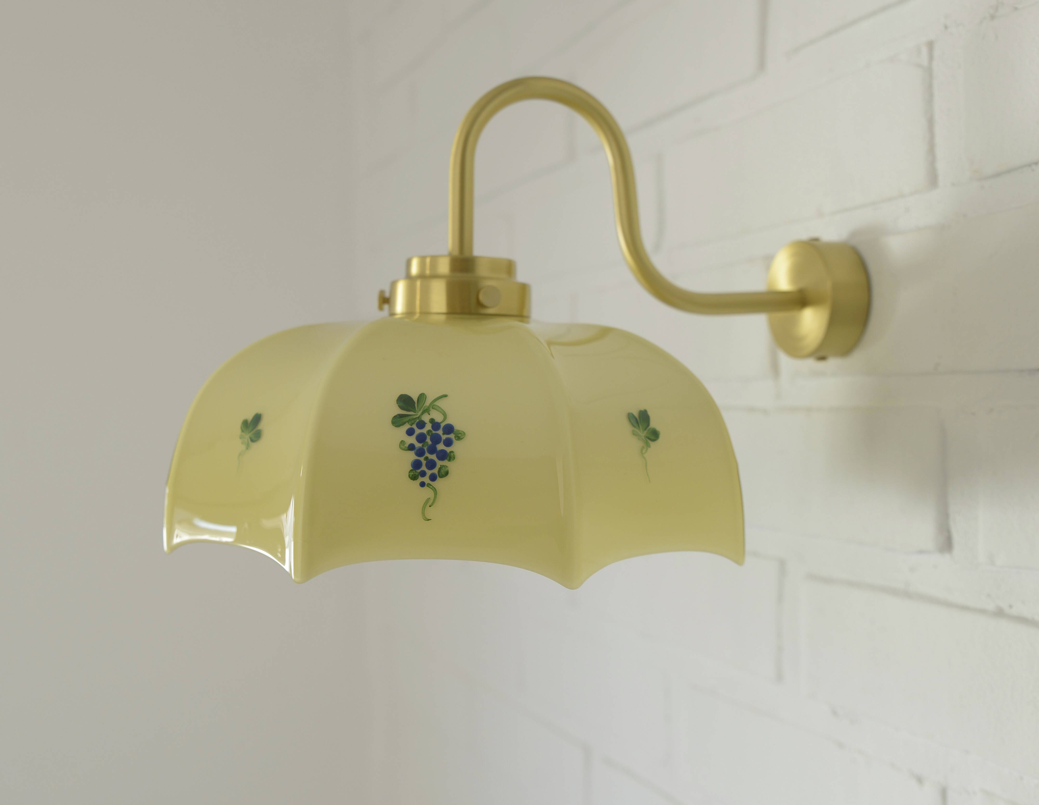 Applique murale vintage en verre beige, style années 1950, avec col de cygne et luminaire en laiton.