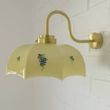 Applique murale vintage en verre beige, style années 1950, avec col de cygne et luminaire en laiton.