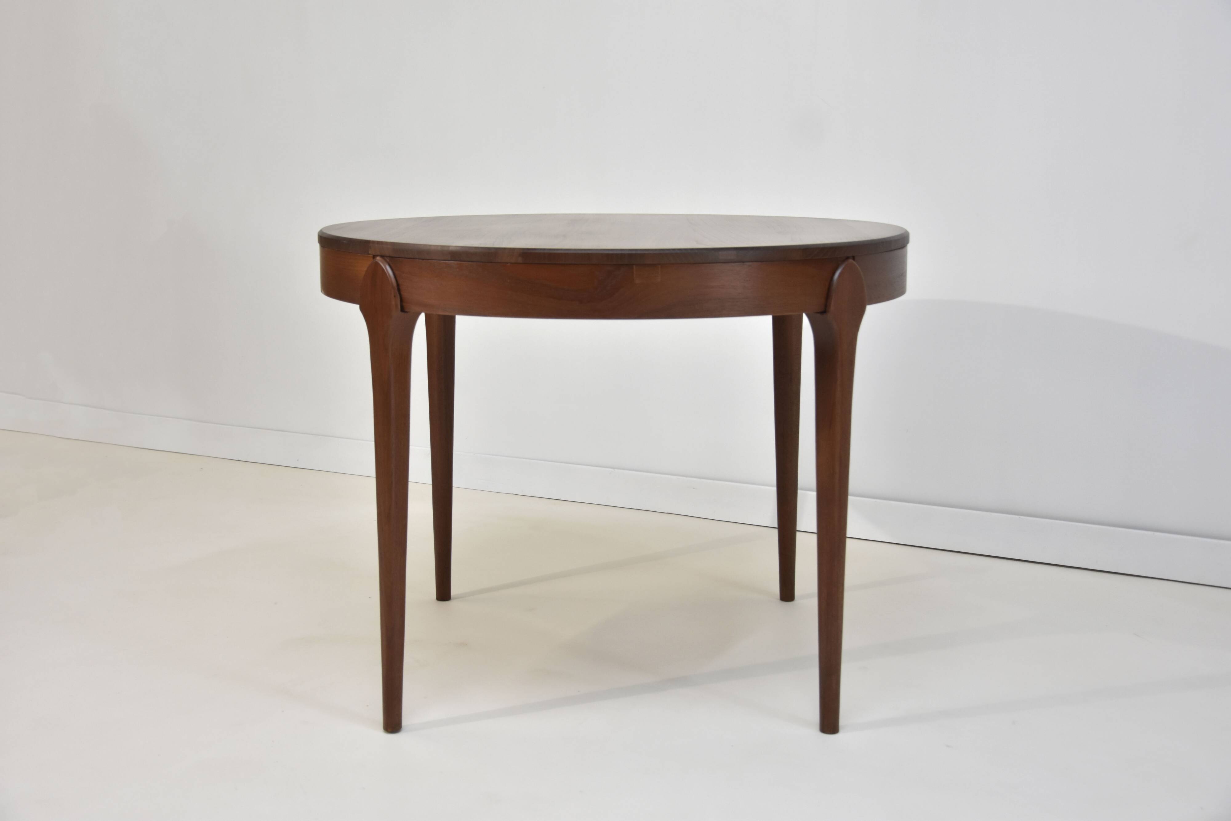 Vintage round Scandinavian table from the 60s, teak legs.