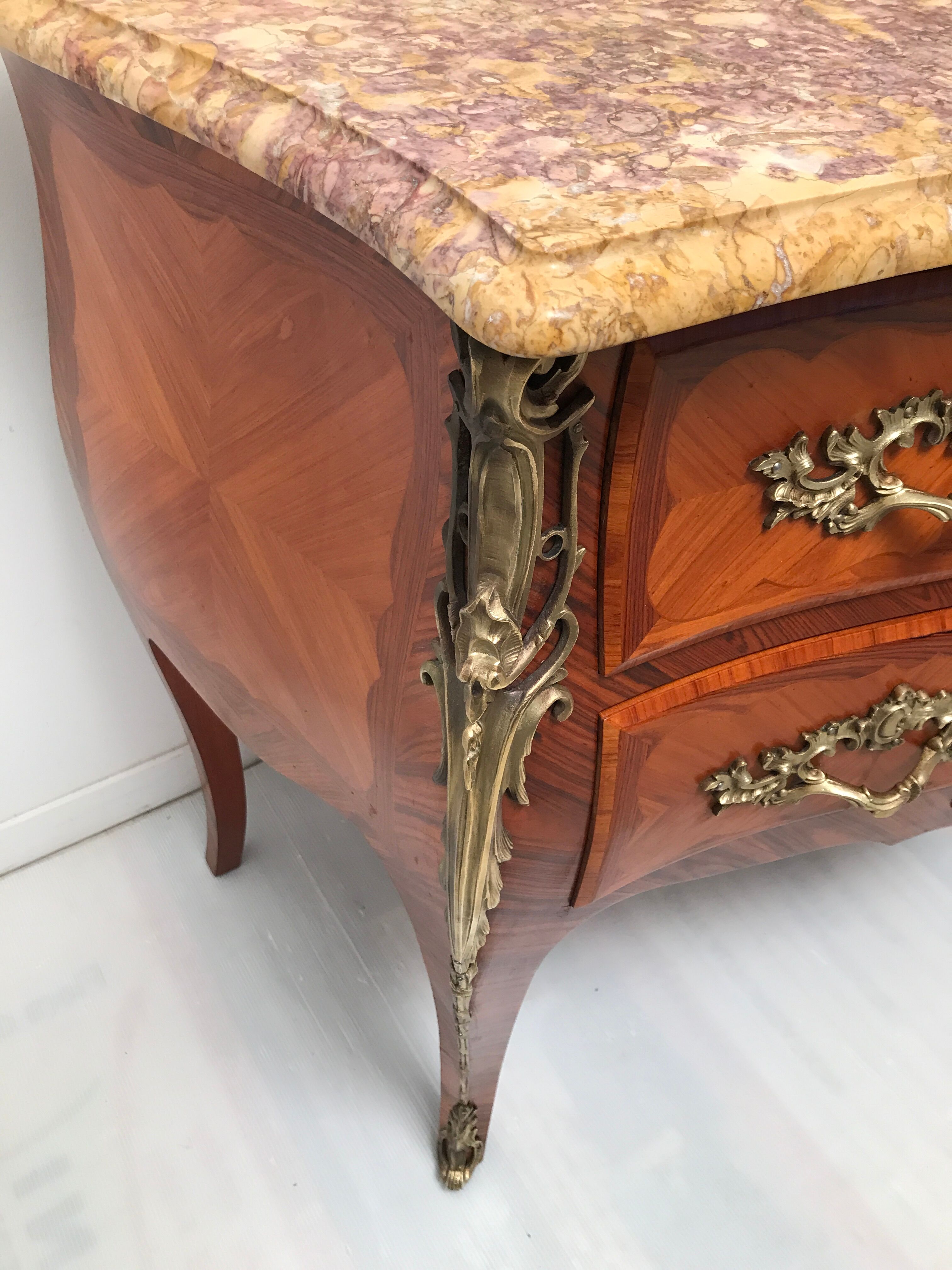Commode de style Louis XV en placage d'acajou et bois de rose XX siècle