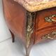Commode de style Louis XV en placage d'acajou et bois de rose XX siècle