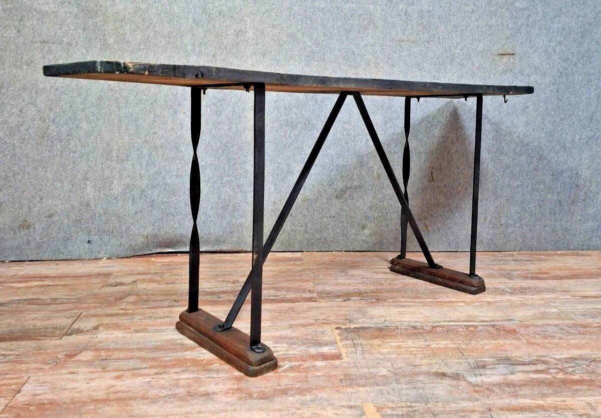 console / table de style industriel, pleine de caractère.