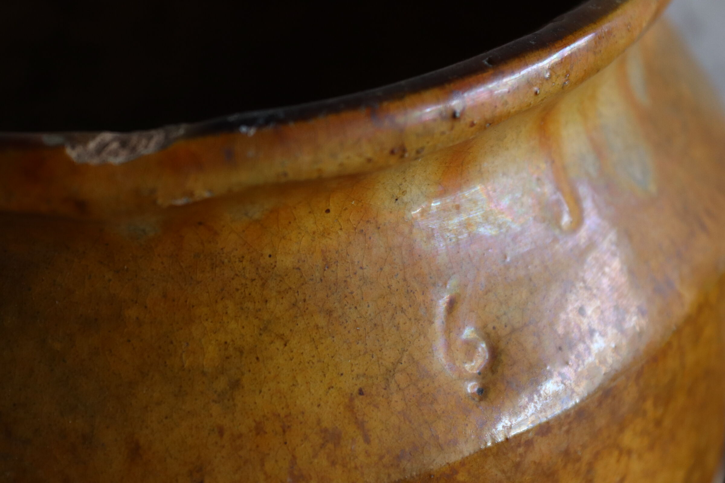 Varnished candied pot yellow