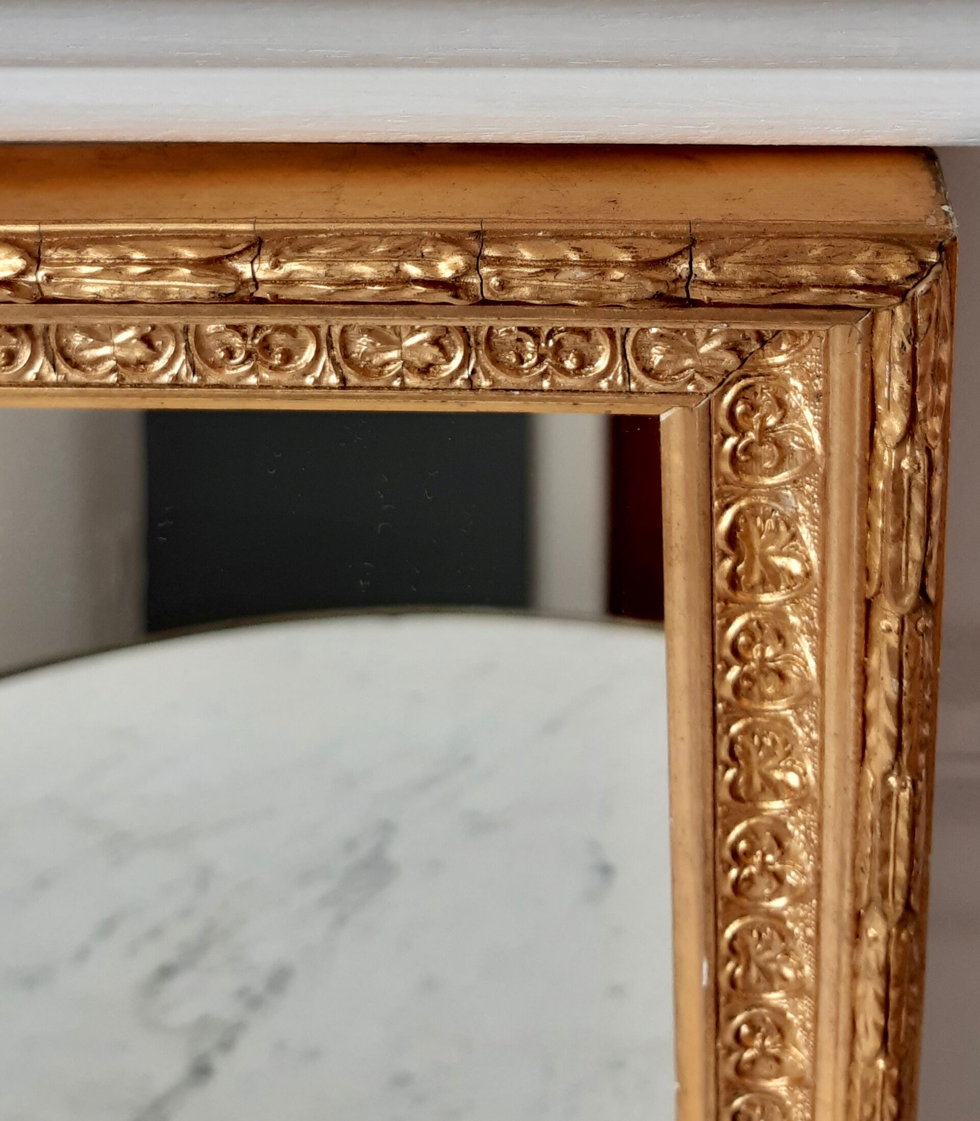 Gilded mirror in wood and antique stucco 24x30cm