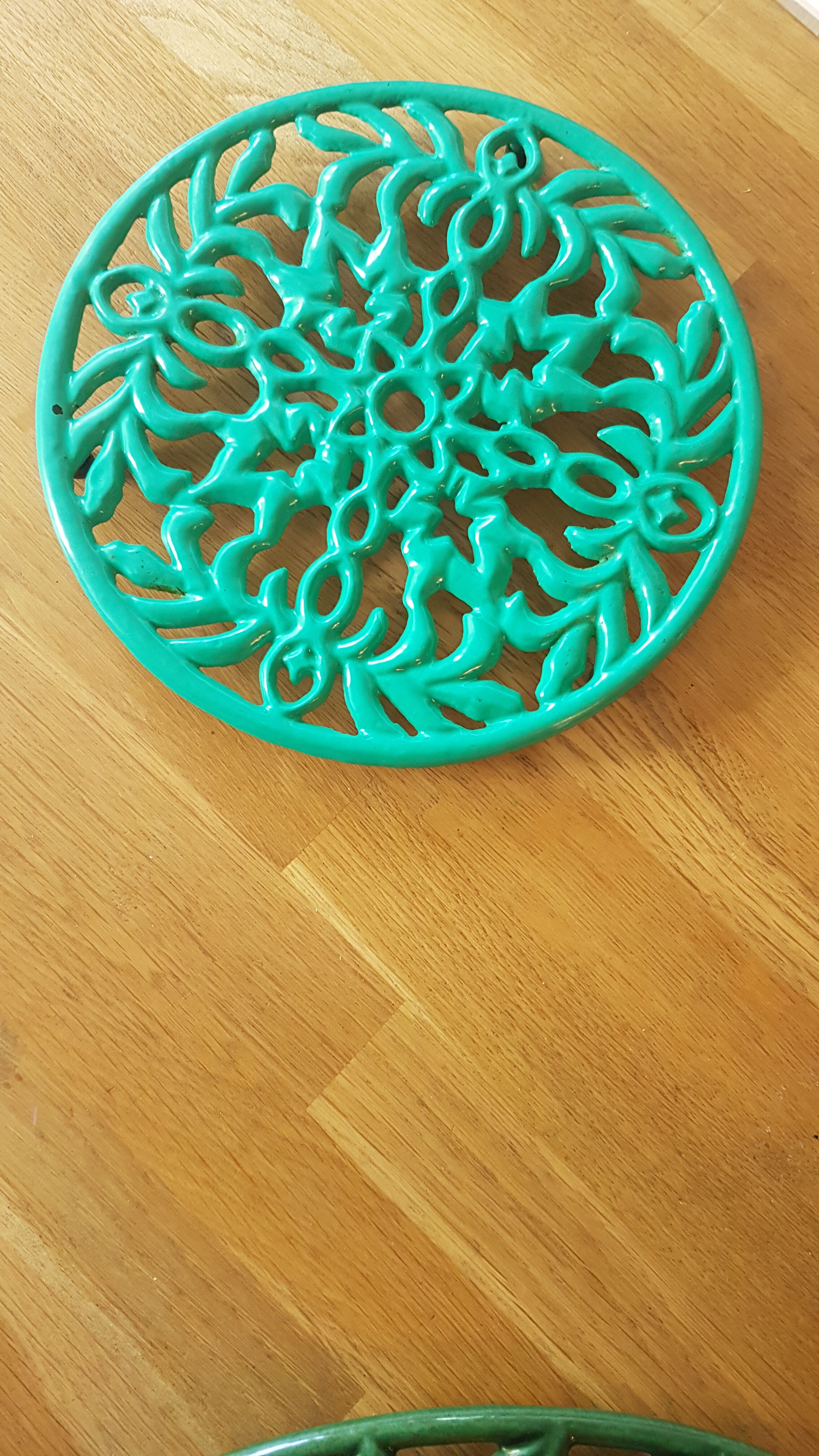 Green enamelled cast iron table mat