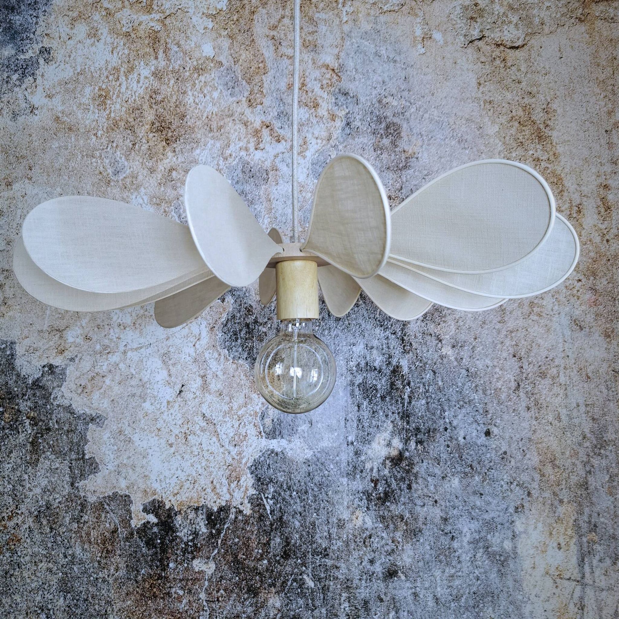 12-blade propeller suspension in rattan and sand linen